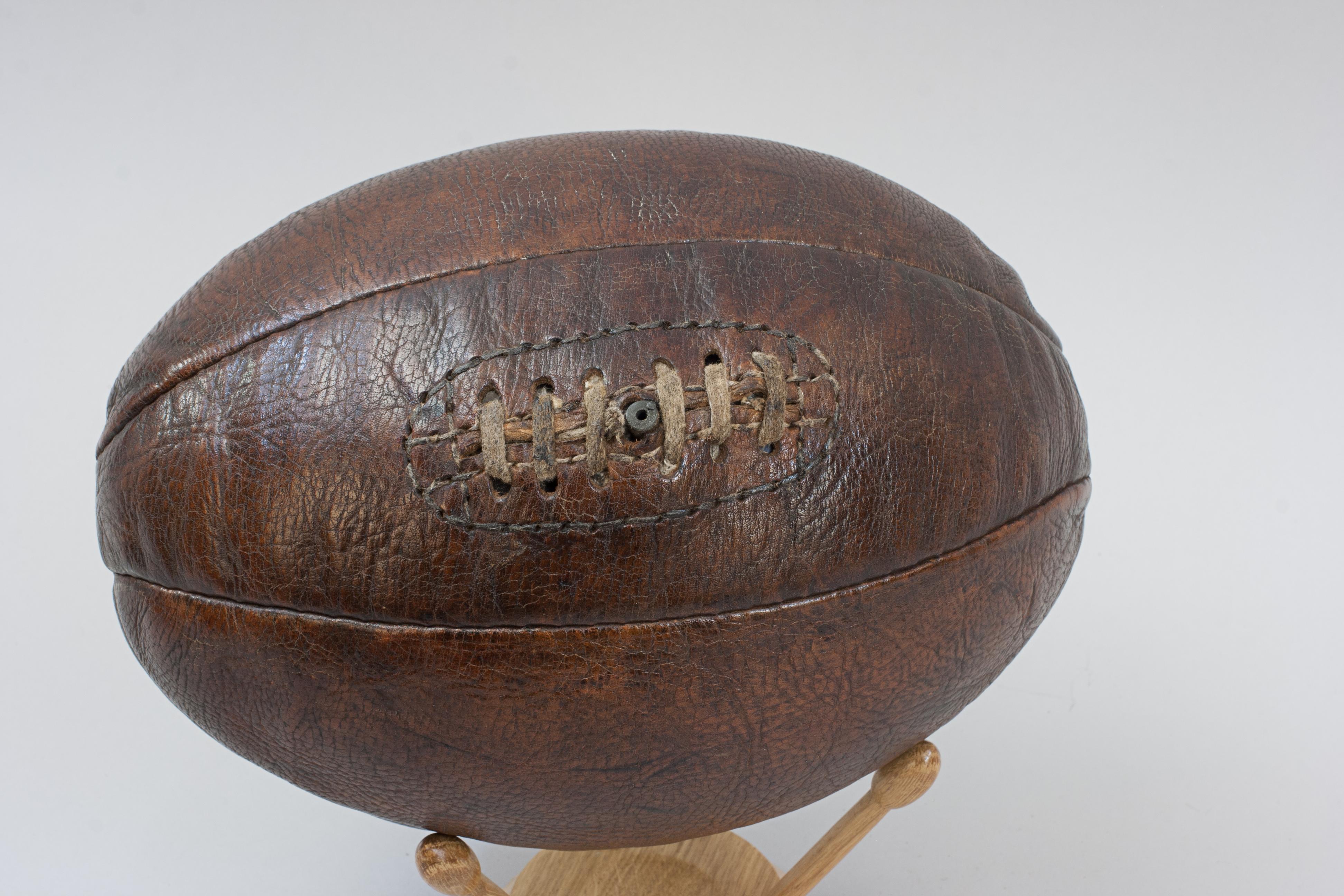 Balle de rugby vintage en cuir 3