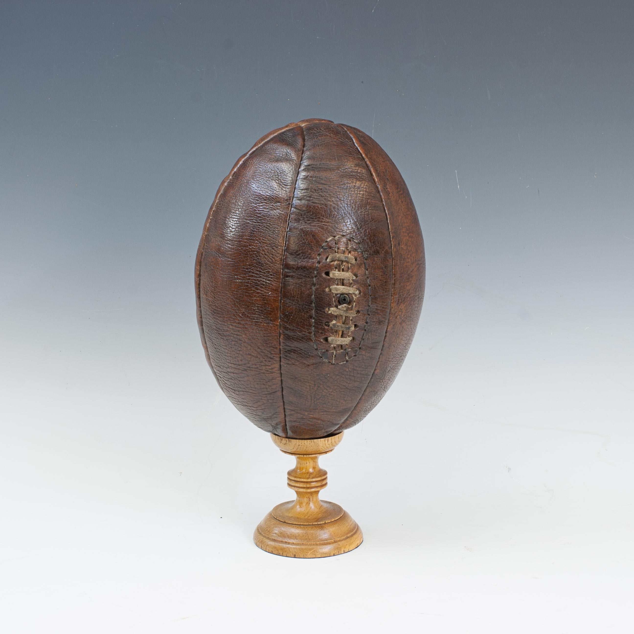 Ballon de rugby en cuir original et ancien.
Un beau ballon de rugby en cuir composé de six panneaux de cuir, aux extrémités arrondies, avec une belle couleur et une bonne patine. Le ballon possède une fente à lacets à l'avant qui aurait permis le