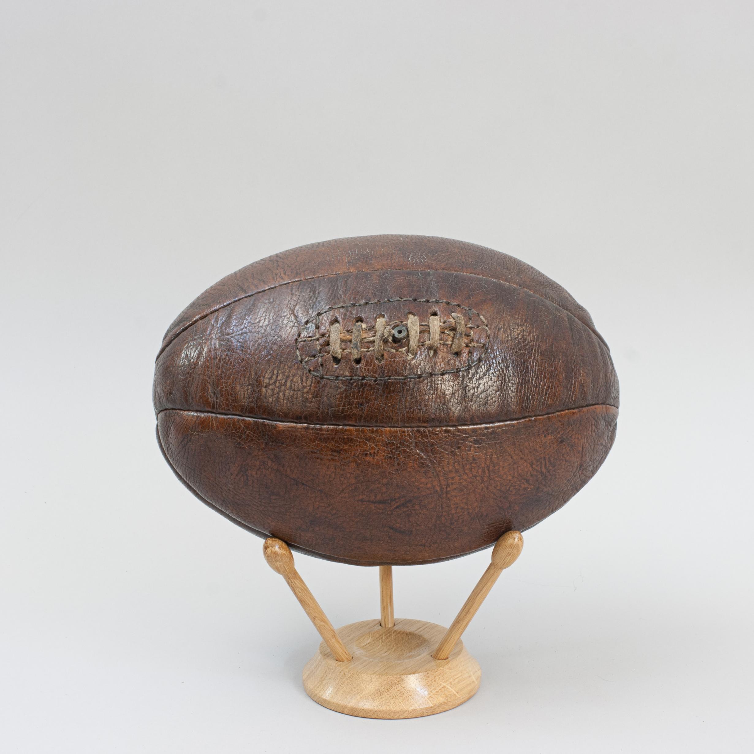 Britannique Balle de rugby vintage en cuir