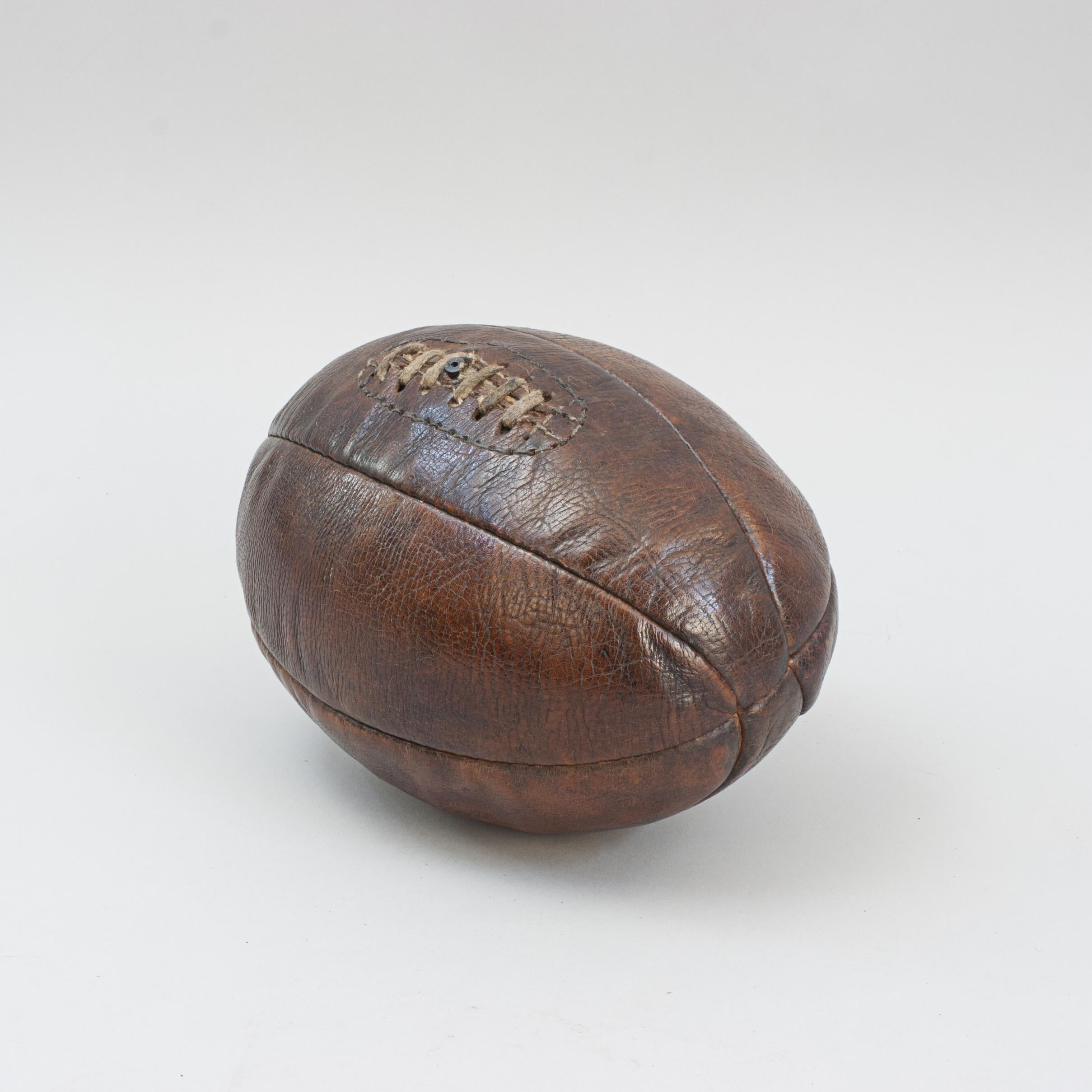 Début du 20ème siècle Balle de rugby vintage en cuir