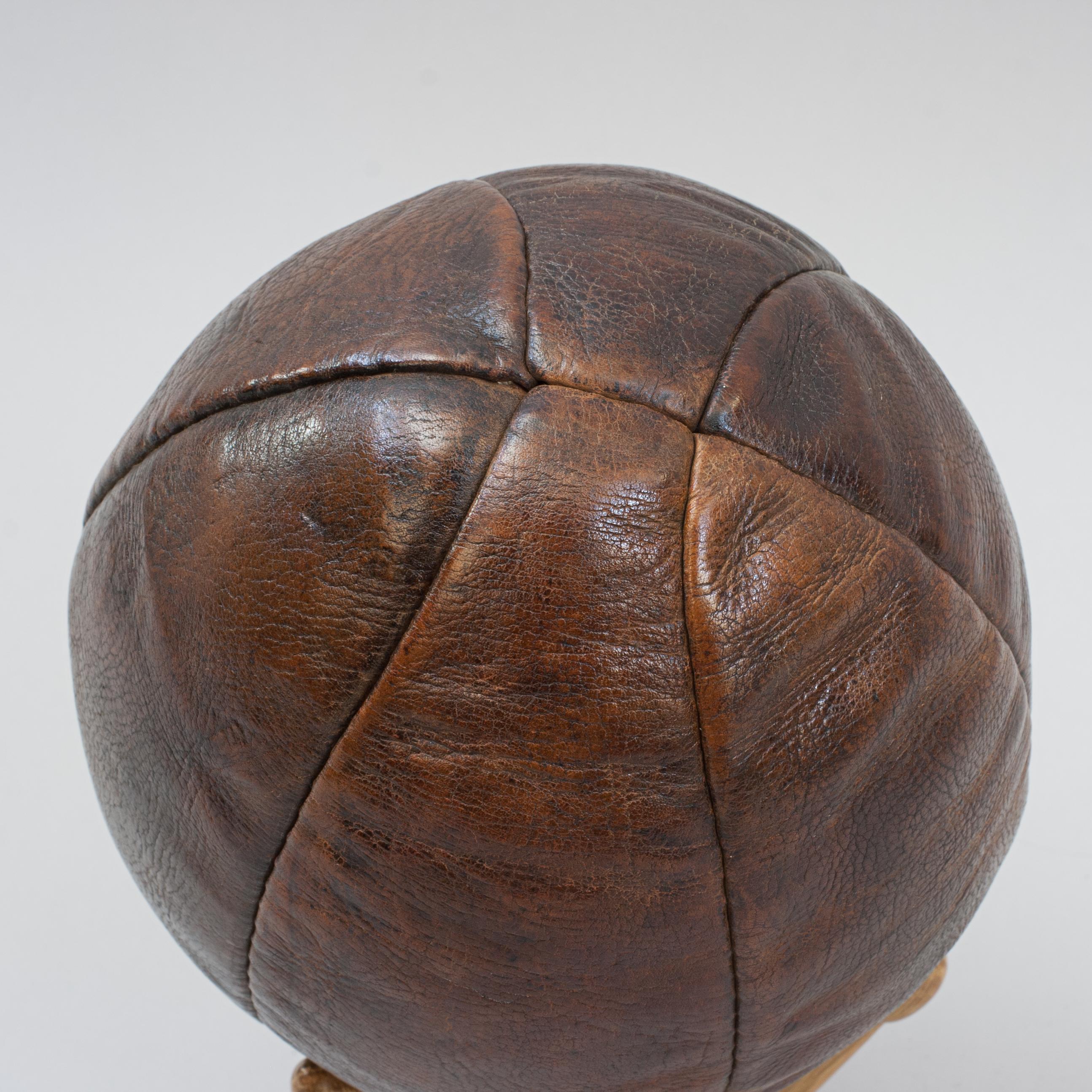 Balle de rugby vintage en cuir 2
