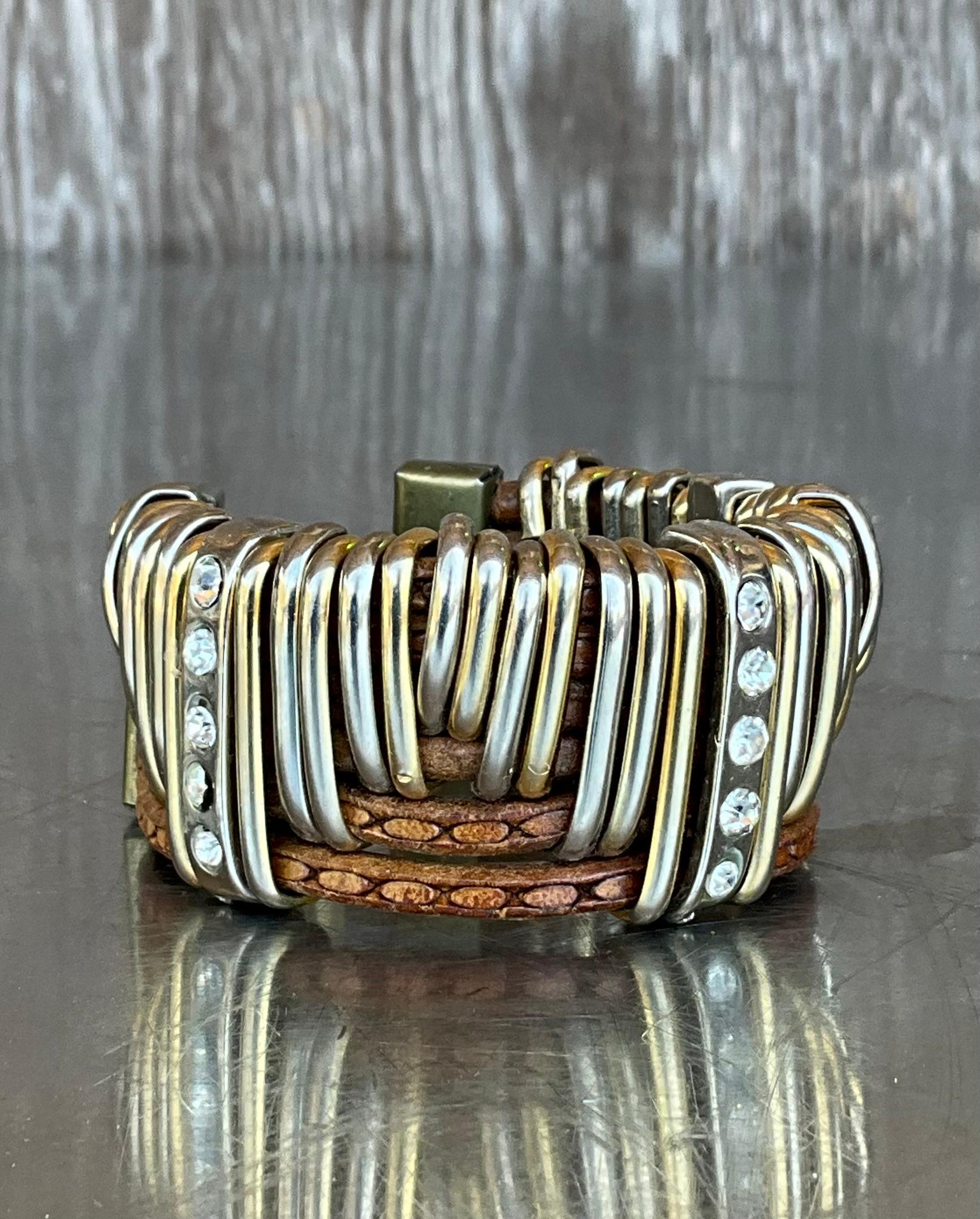 Bracciale vintage in pelle e strass d'argento in vendita 2