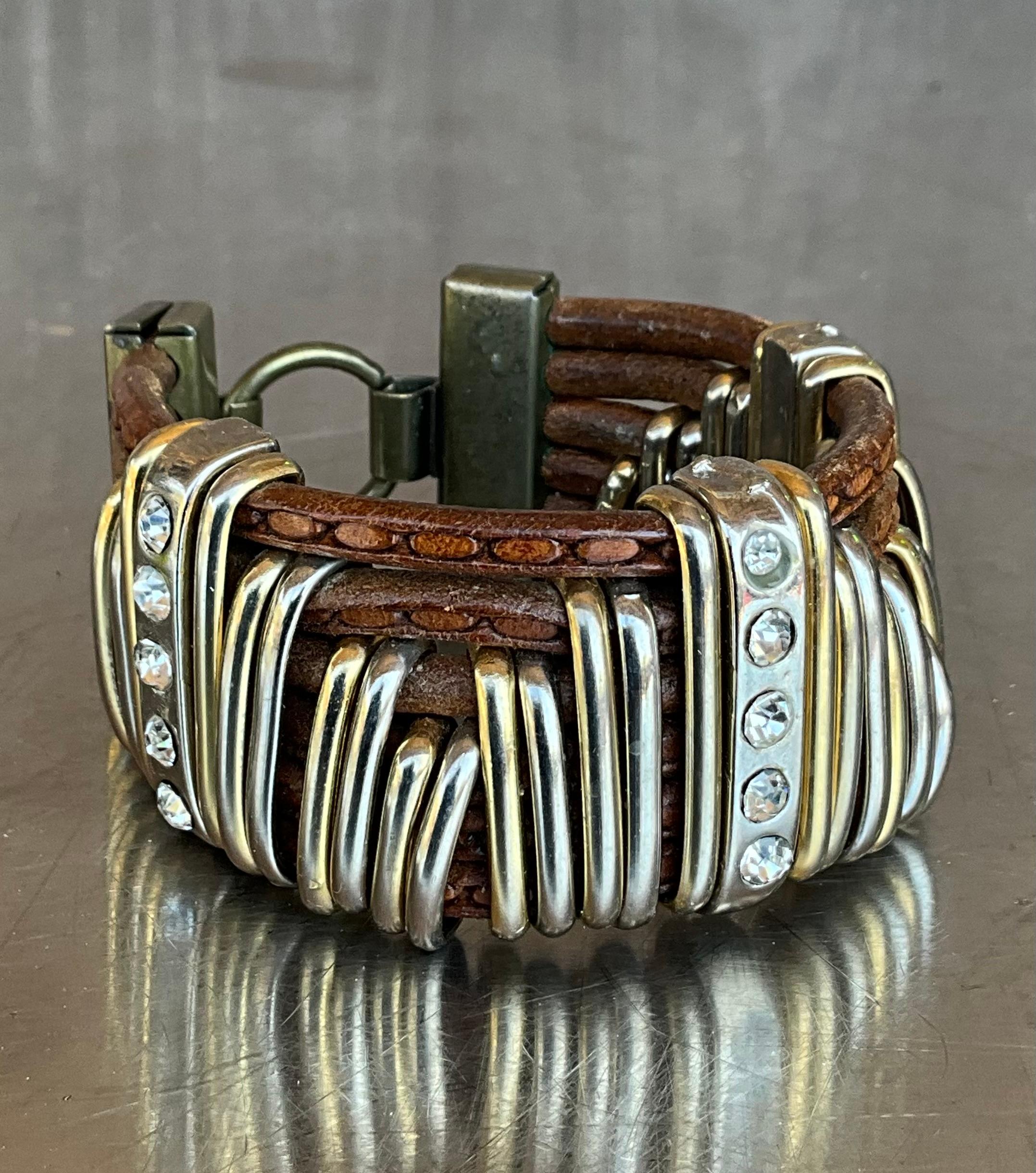 Bracciale vintage in pelle e strass d'argento in vendita 3
