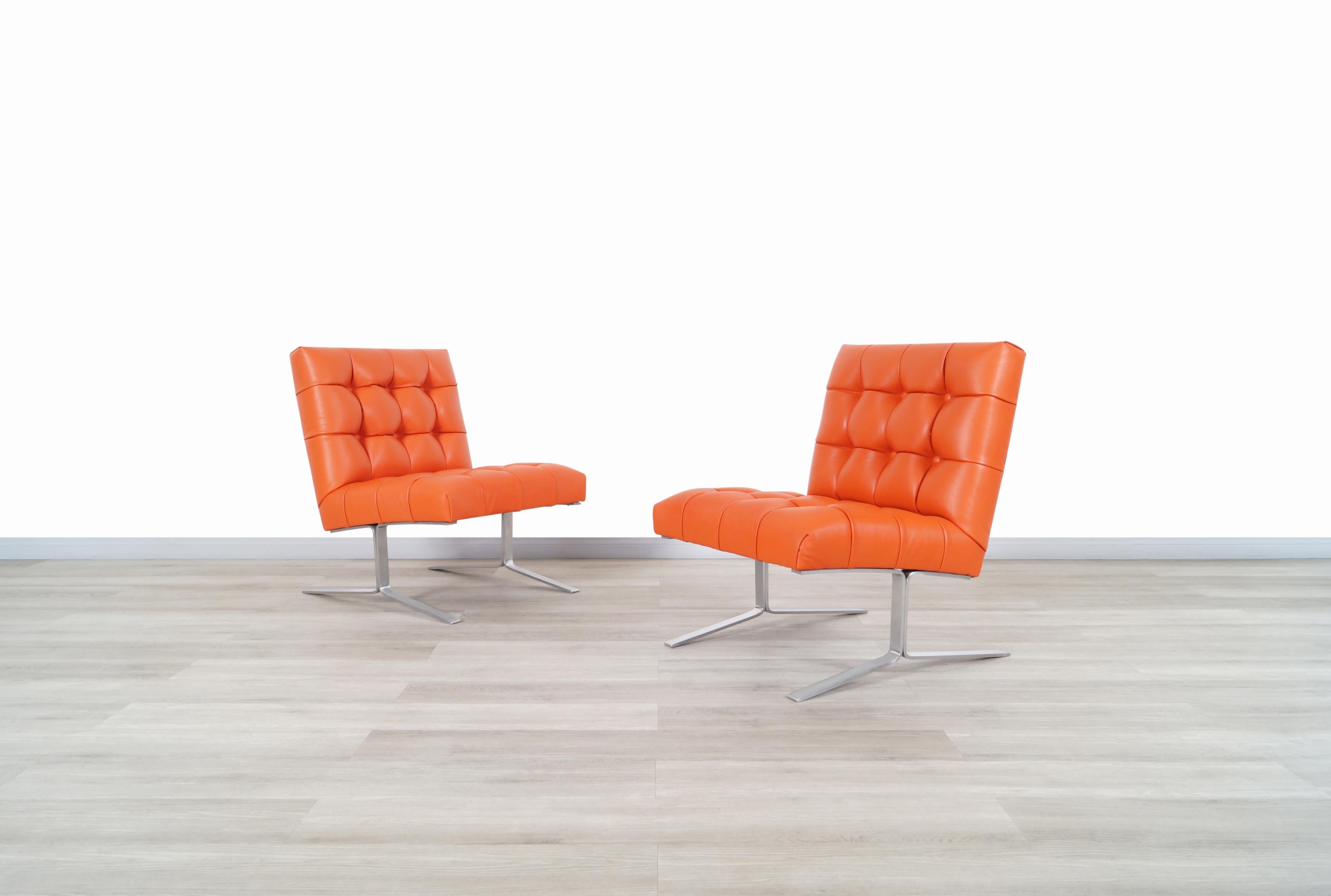 Fabulous vintage leather slipper lounge chairs in the manner of Ludwig Mies van der Rohe. These chairs have an innovative design in which their ergonomic structure stands out, offering a better rest when sitting. They’ve been professionally