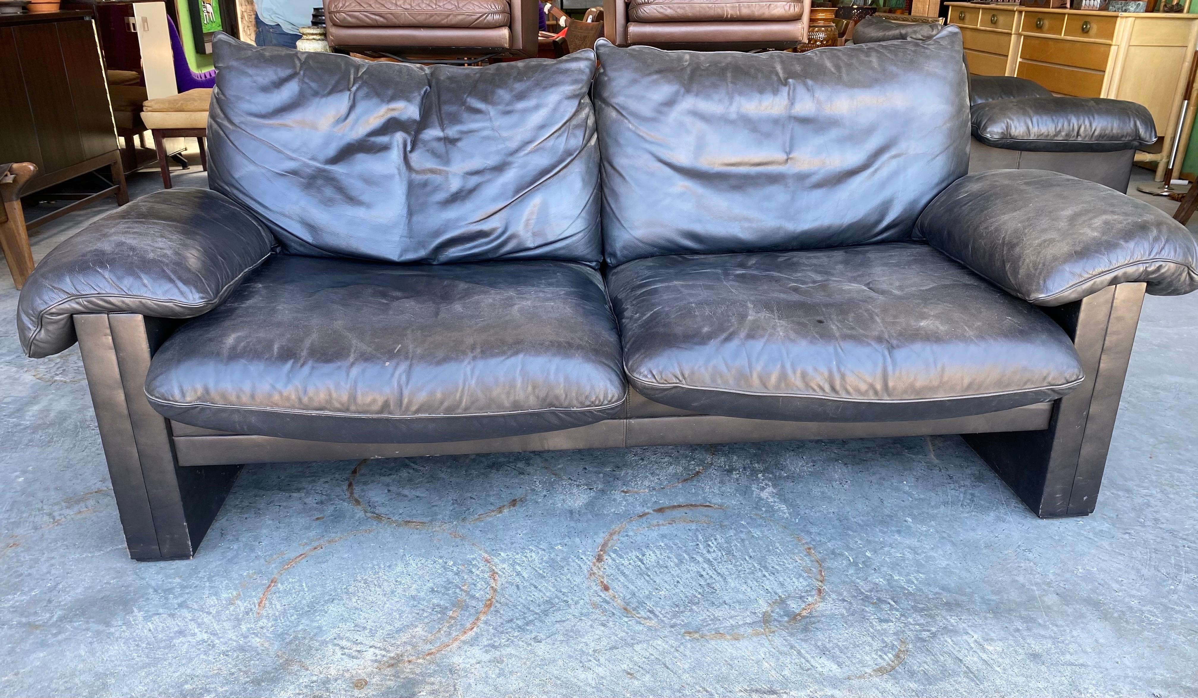 Unique vintage black leather sofa by De Sede DS-73 b, circa 1990s. This De Sede sofa has a nice patina giving it the desired look of aged premium leather. Made in Switzerland, De Sede is renowned for its high-quality leather and supreme