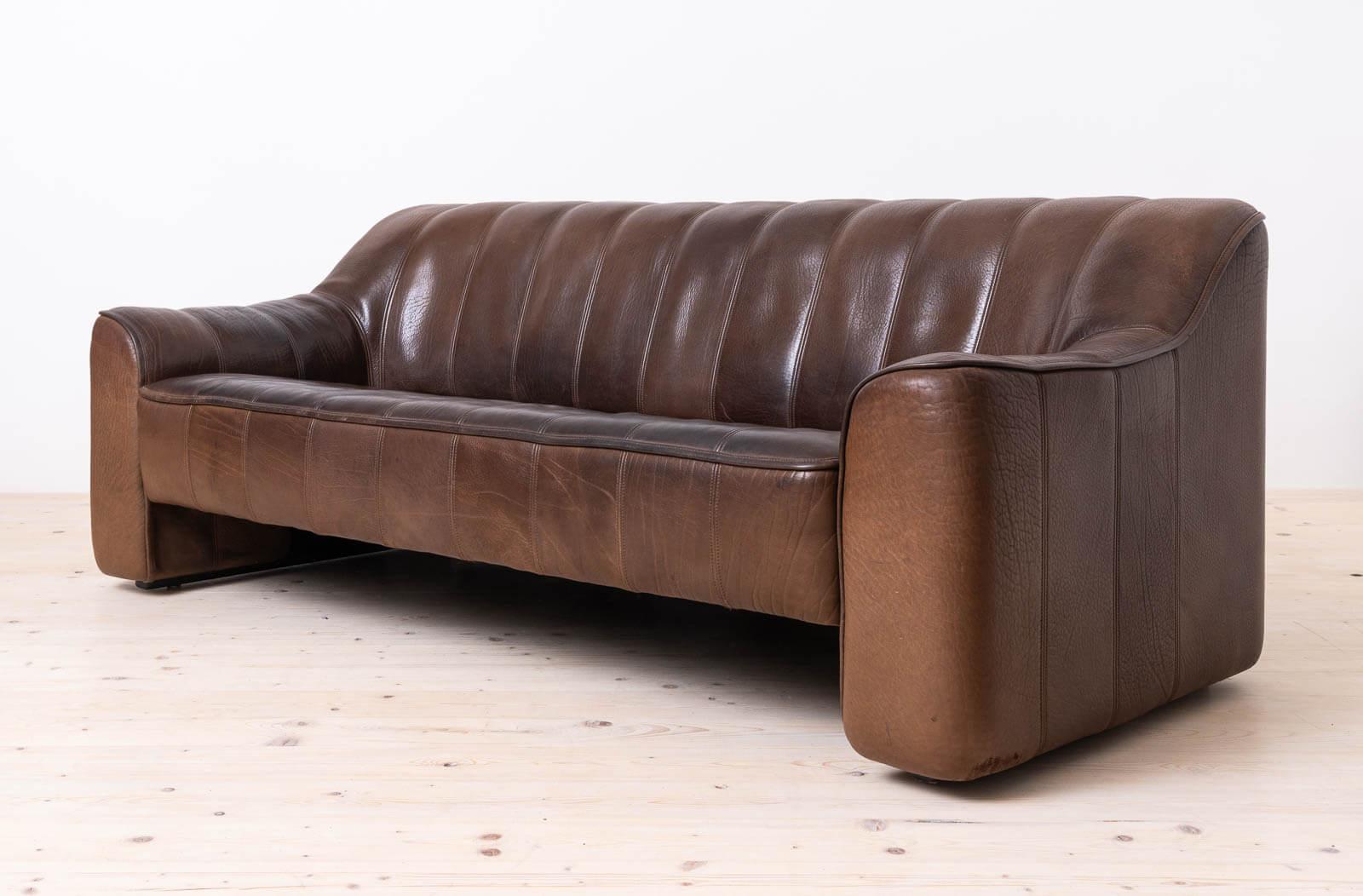 Ce canapé en cuir vintage provient de Suisse et a été fabriqué dans les années 1970 par De Sede - célèbre entreprise suisse produisant des meubles de haute qualité depuis 1962, spécialisée dans les canapés en cuir. Modèle DS44 dans sa housse