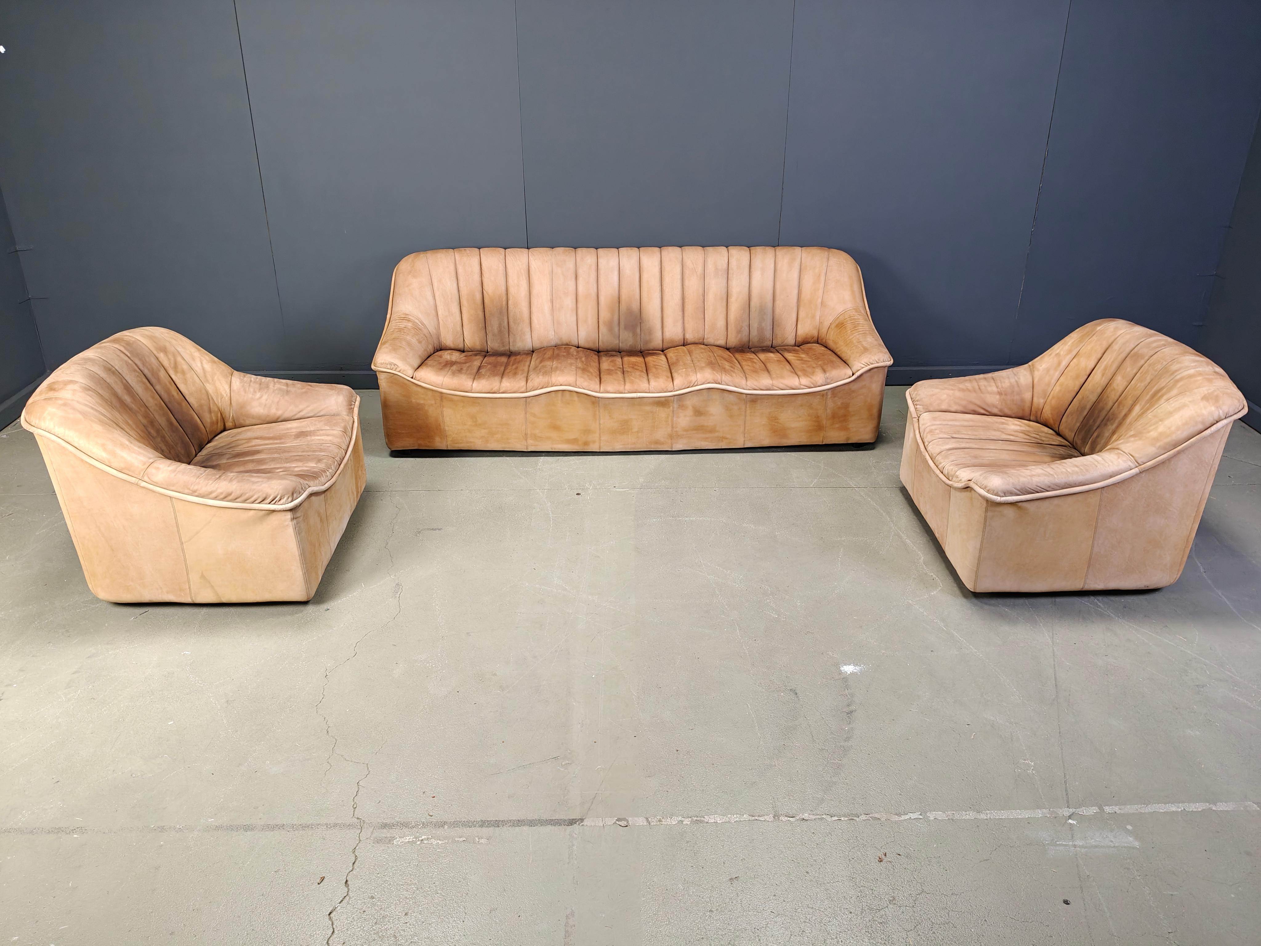 Beautiful mid century leather sofa set consisting of a three seater and two armchairs.

Gorgeouis colour with the right patina. Cool reeded seats.

Very good contion

1960s Germany

Dimensions:
Three seater sofa:
Height: 75cm
Width: 225cm
Depth: