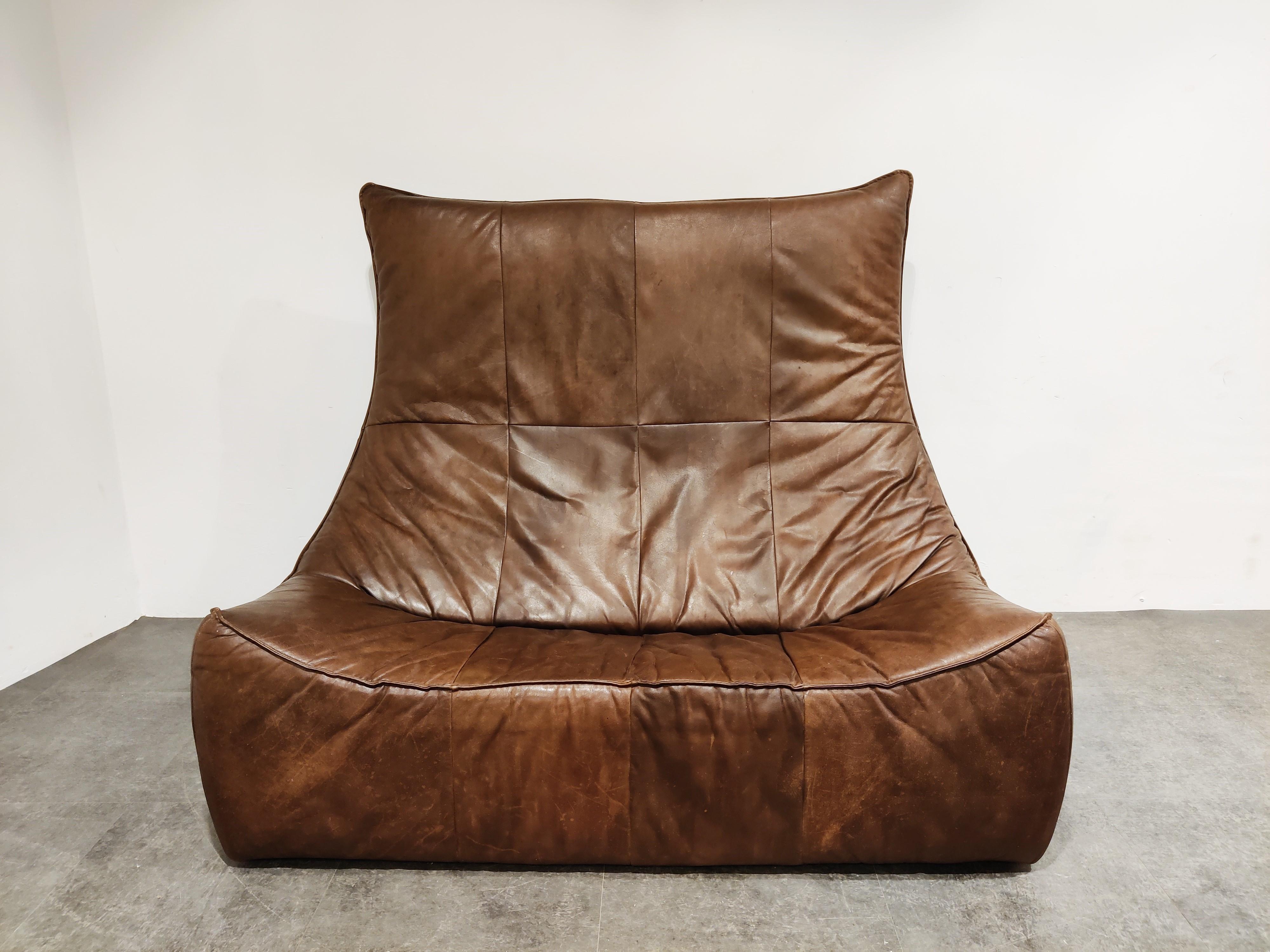 'The rock' dark brown leather sofa designed by Gerard Van Den Berg for Montis.

Great design which is also comfortable.

Original label.

Good condition

1970s - The Netherlands

Measures: Height: 143cm/56.29
