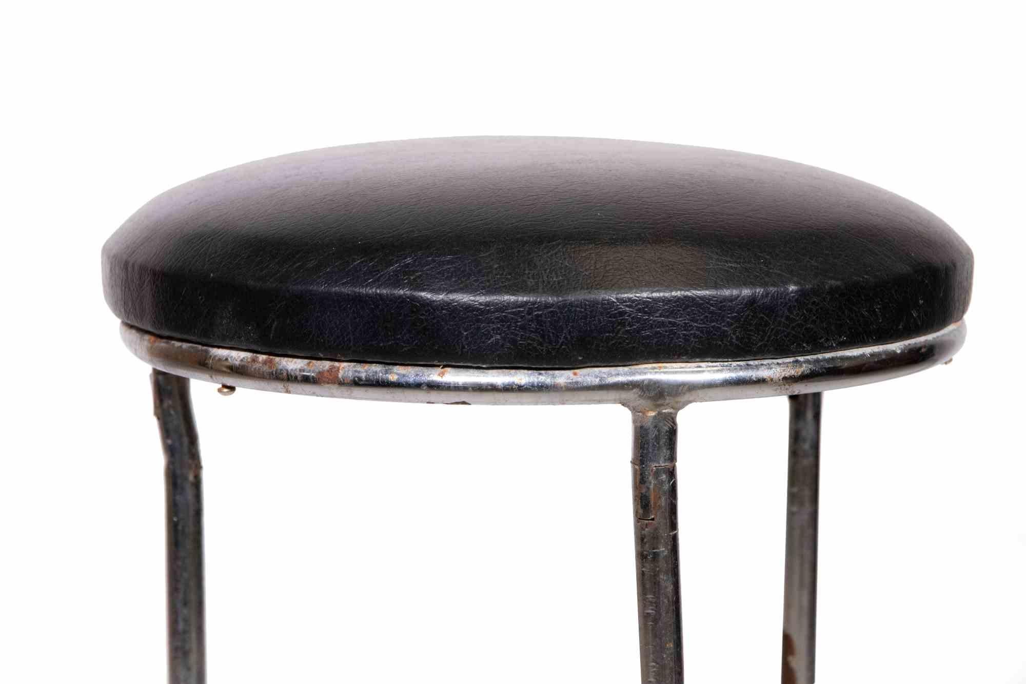 Vintage leather stool is an original design item realized in the 1970s.

Black and leather stool with red rubber seal on legs.

Fair conditions.