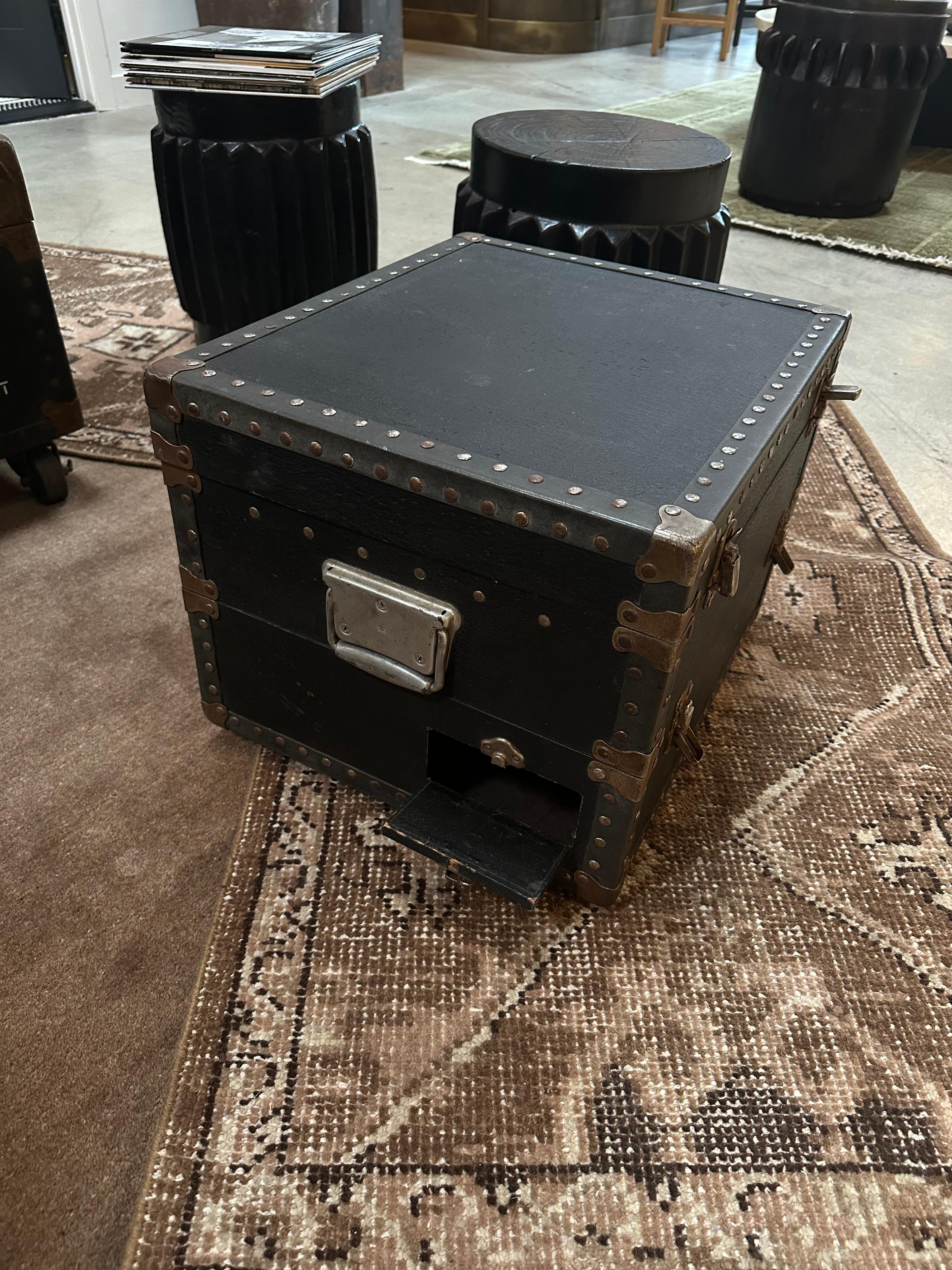 BAÚL DE CUERO VINTAGE
Dimensiones totales: 17 