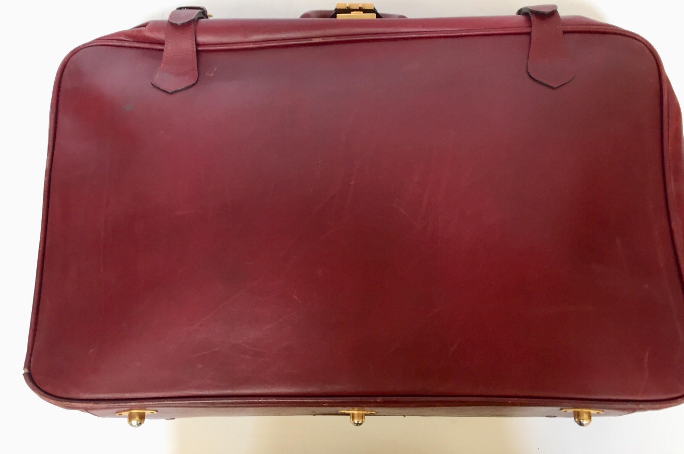 Les Must de Cartier Vintage Leather Suitcase Burgundy Bordeaux Luggage In Good Condition For Sale In North Hollywood, CA