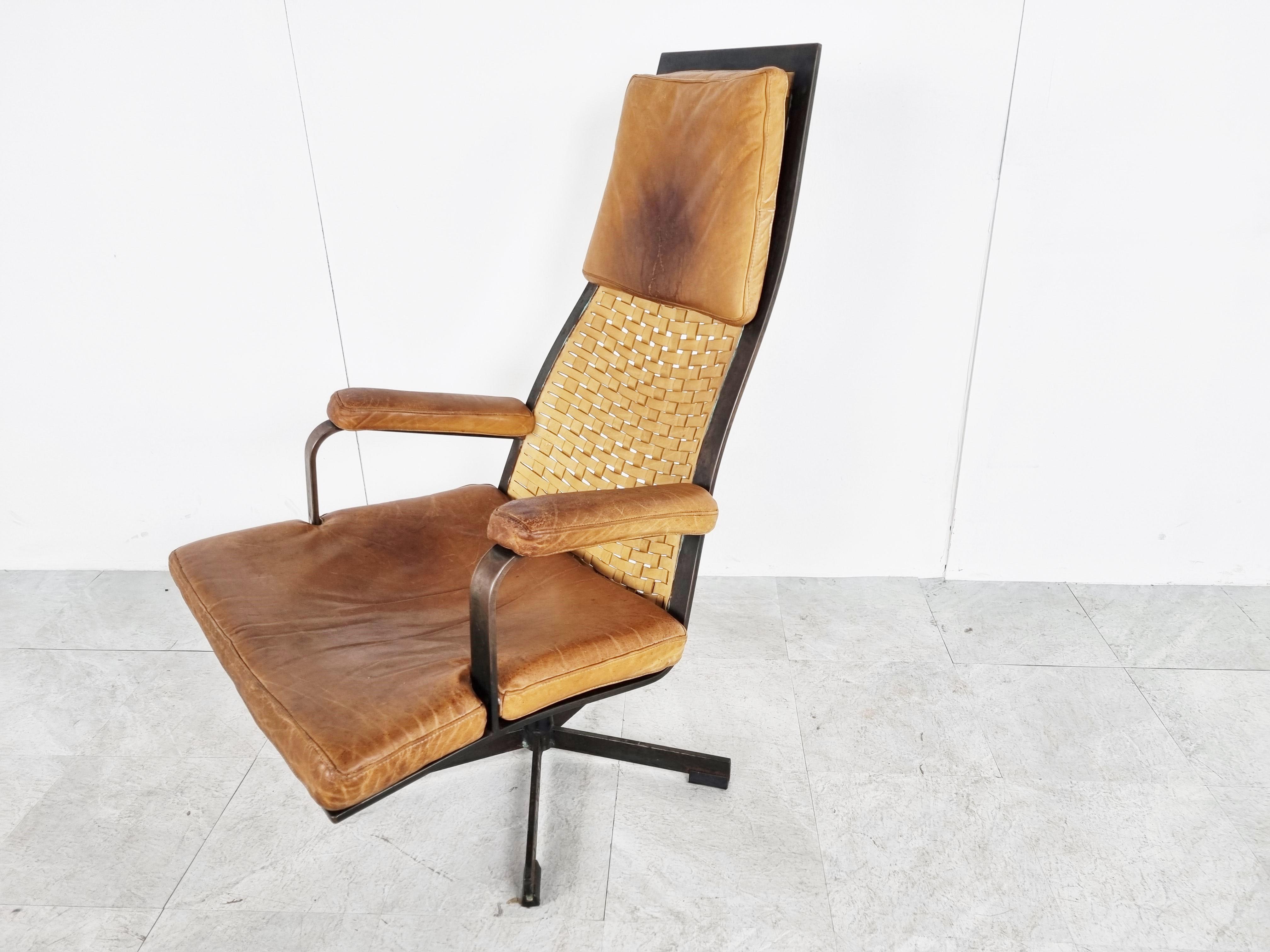 Rare Mid-Century Modern swivel chair.

The chair has a patinated copper frame with a woven leather backrest, which have never seen before.

It also has some nice custom made cushions which nicely fit the frame.

Very comfy and eye catching