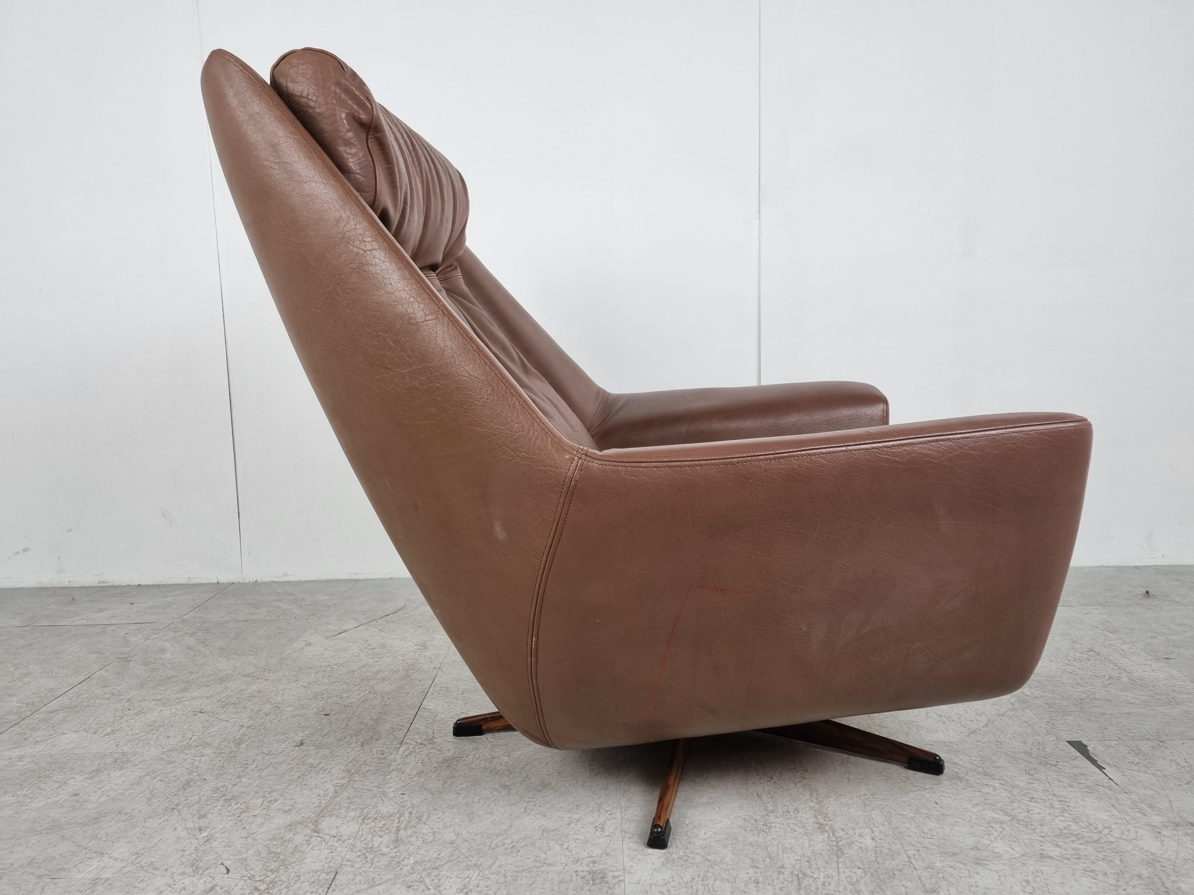 Leather Vintage leather swivel chair, 1970s