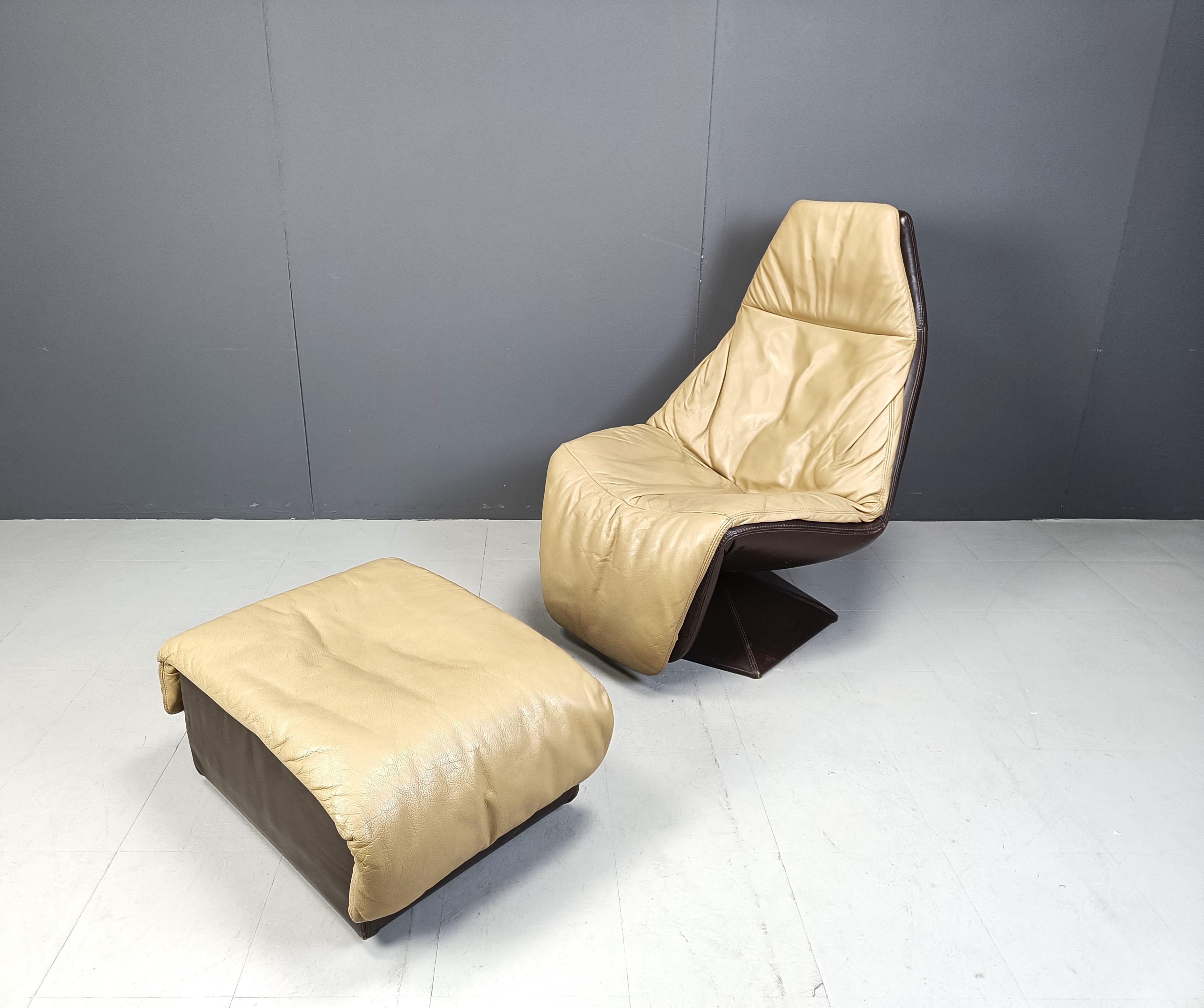 Vintage cream and brown leather swivel chair with matching ottoman. 

Very comfrtable Belgian design lounge chair.

The two tone leather upholstery makes this chair really stand out.

Very good condition

1970s - Belgium

Dimensions:
Height: