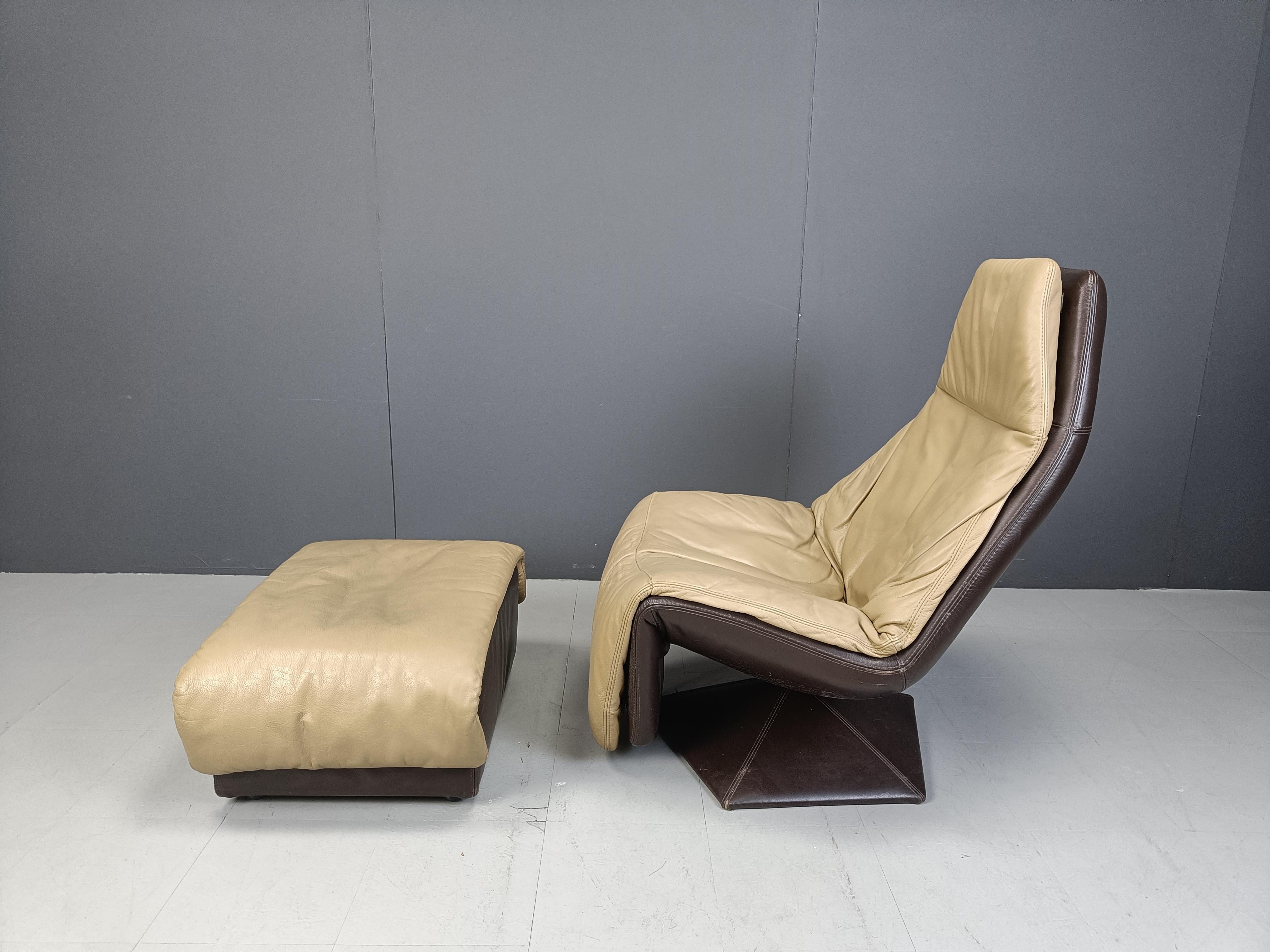 Vintage leather swivel chair with ottoman, 1970s In Good Condition For Sale In Leuven, Vlaams Gewest