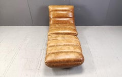 Silla giratoria de cuero vintage con taburete, años 70