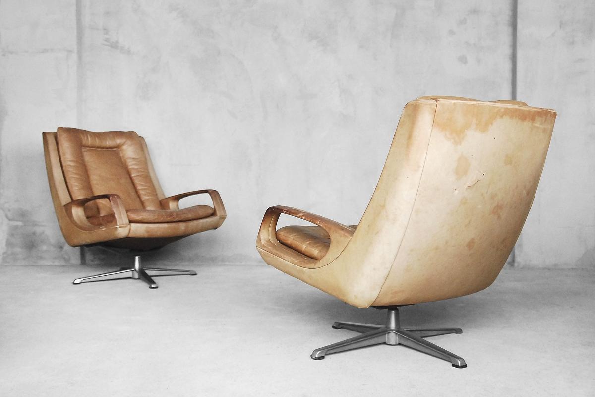 Set of Vintage Mid-Century Modern Brown Leather Swivel Chairs by Carl Straub For Sale 1