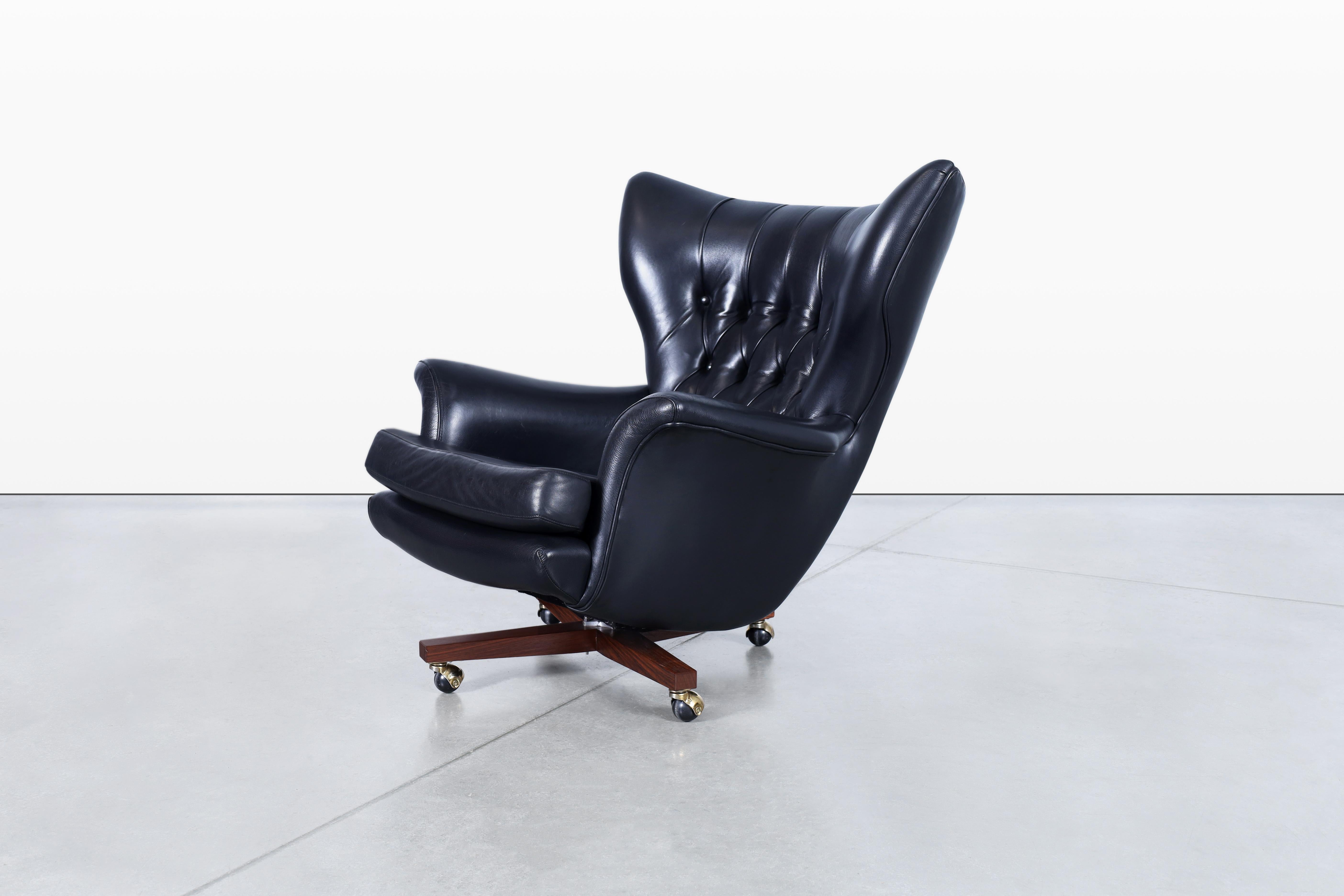 Vintage Leather Swivel Lounge Chair and Ottoman by G-Plan In Good Condition For Sale In North Hollywood, CA