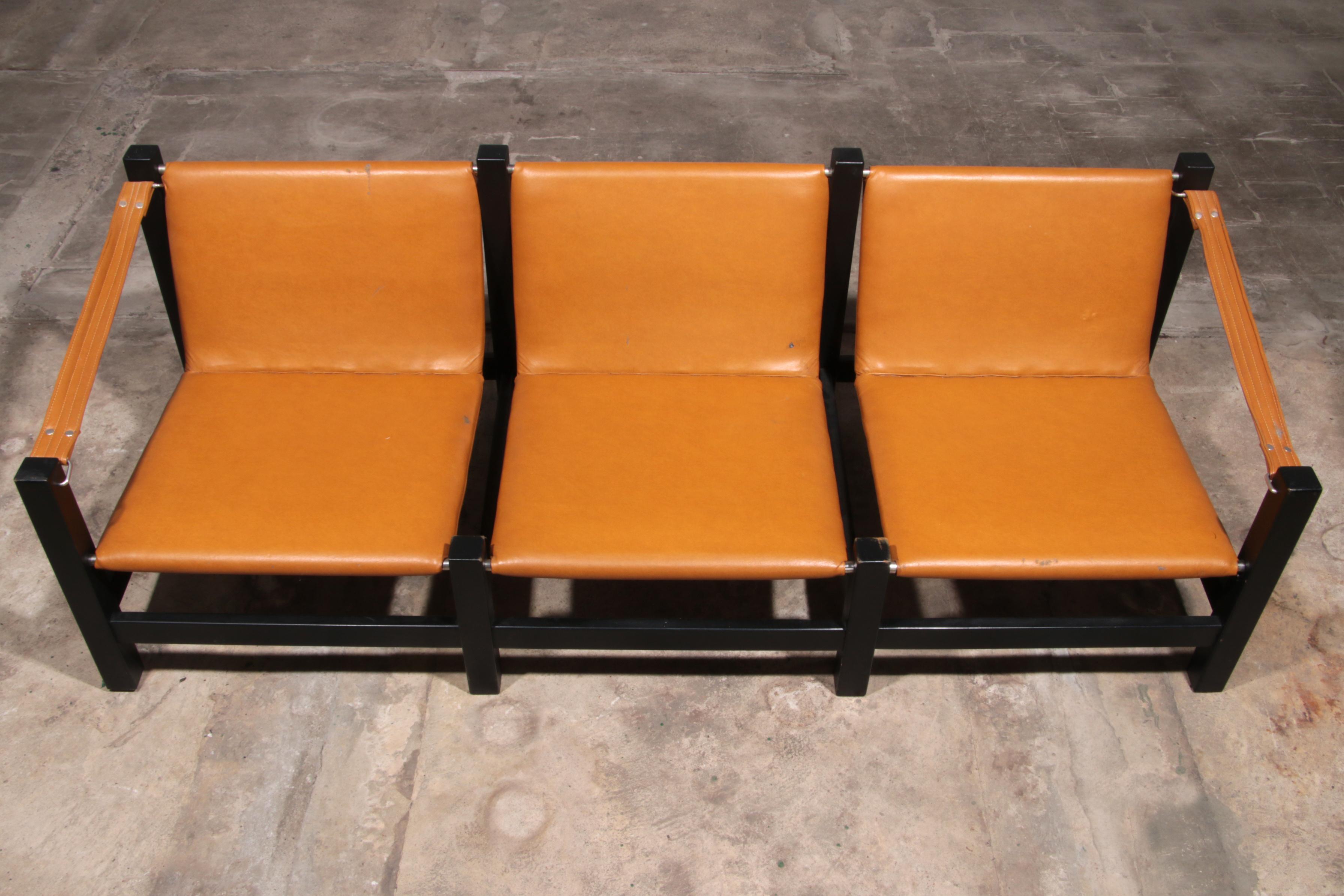 Canapé trois places en cuir vintage avec table basse en vente 3