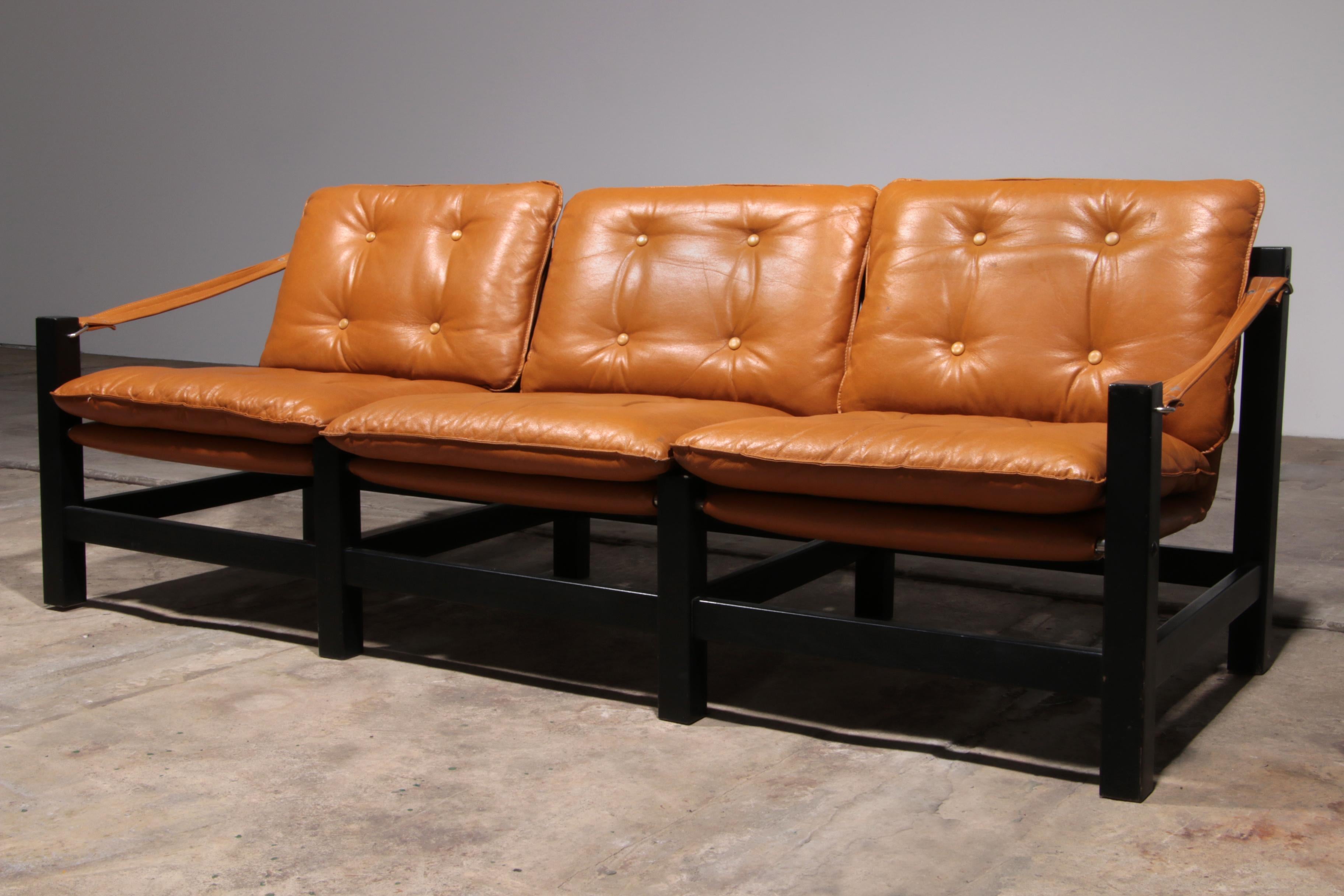 Canapé trois places en cuir vintage avec table basse en vente 4