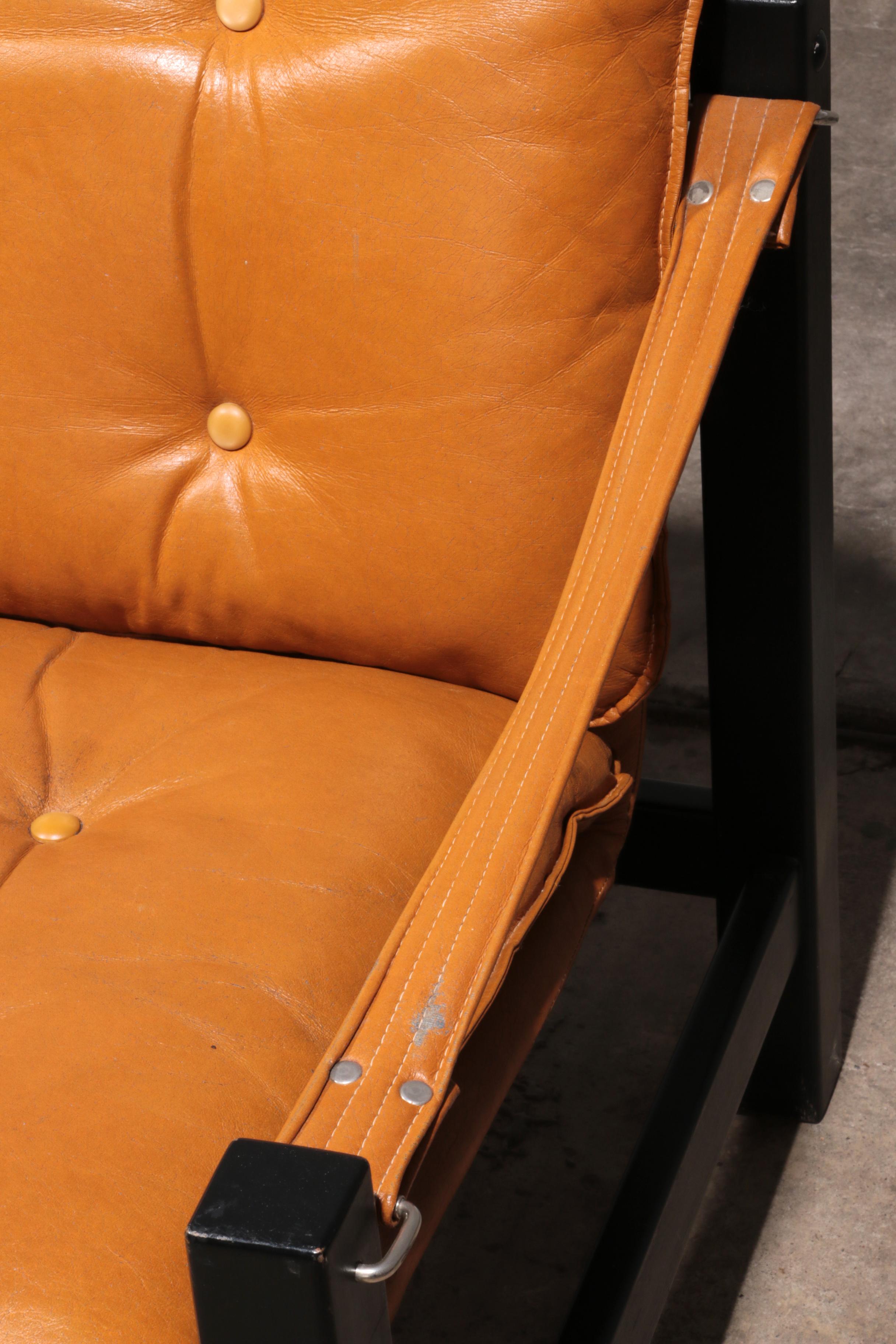 Canapé trois places en cuir vintage avec table basse en vente 5