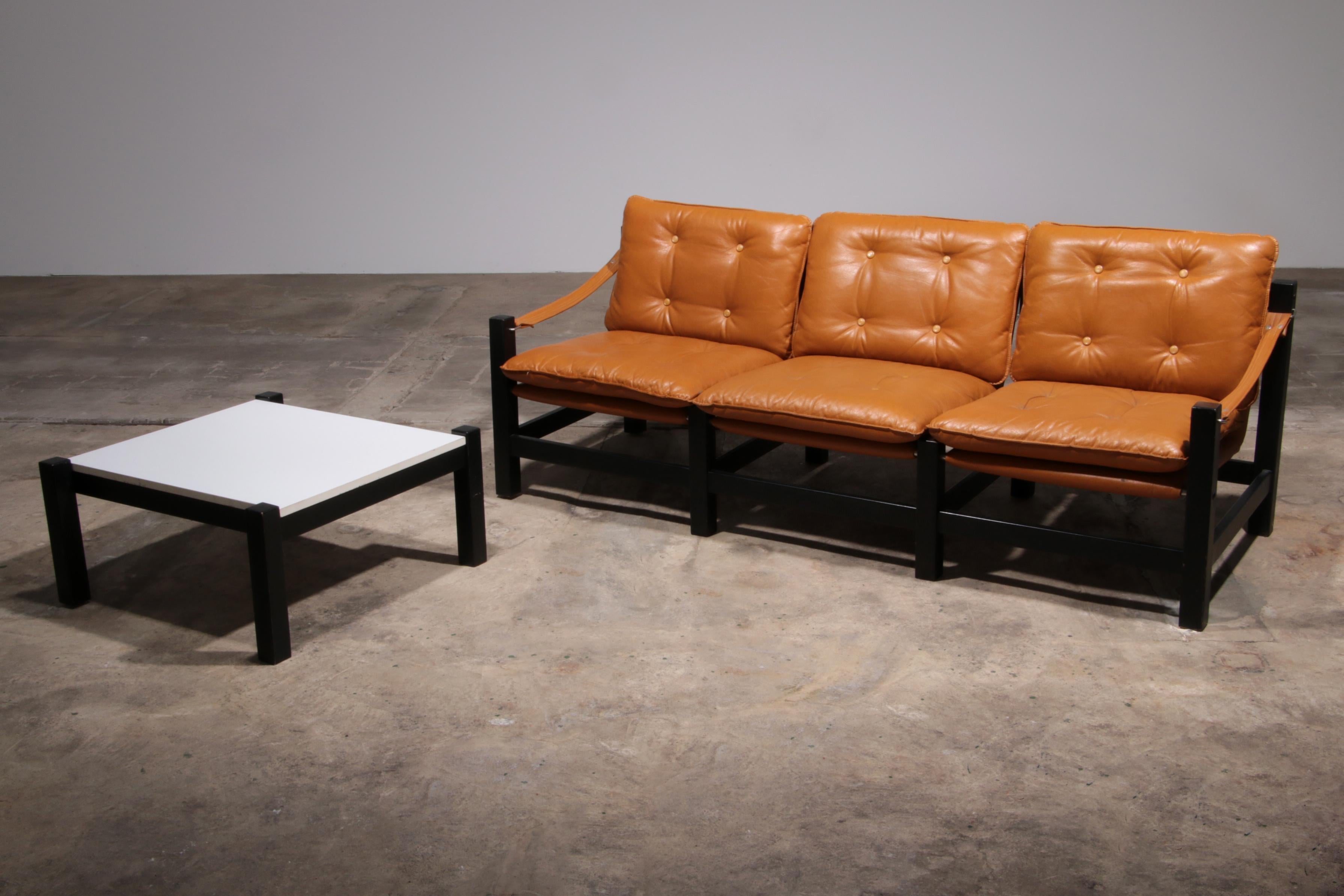 Mid-Century Modern Canapé trois places en cuir vintage avec table basse en vente