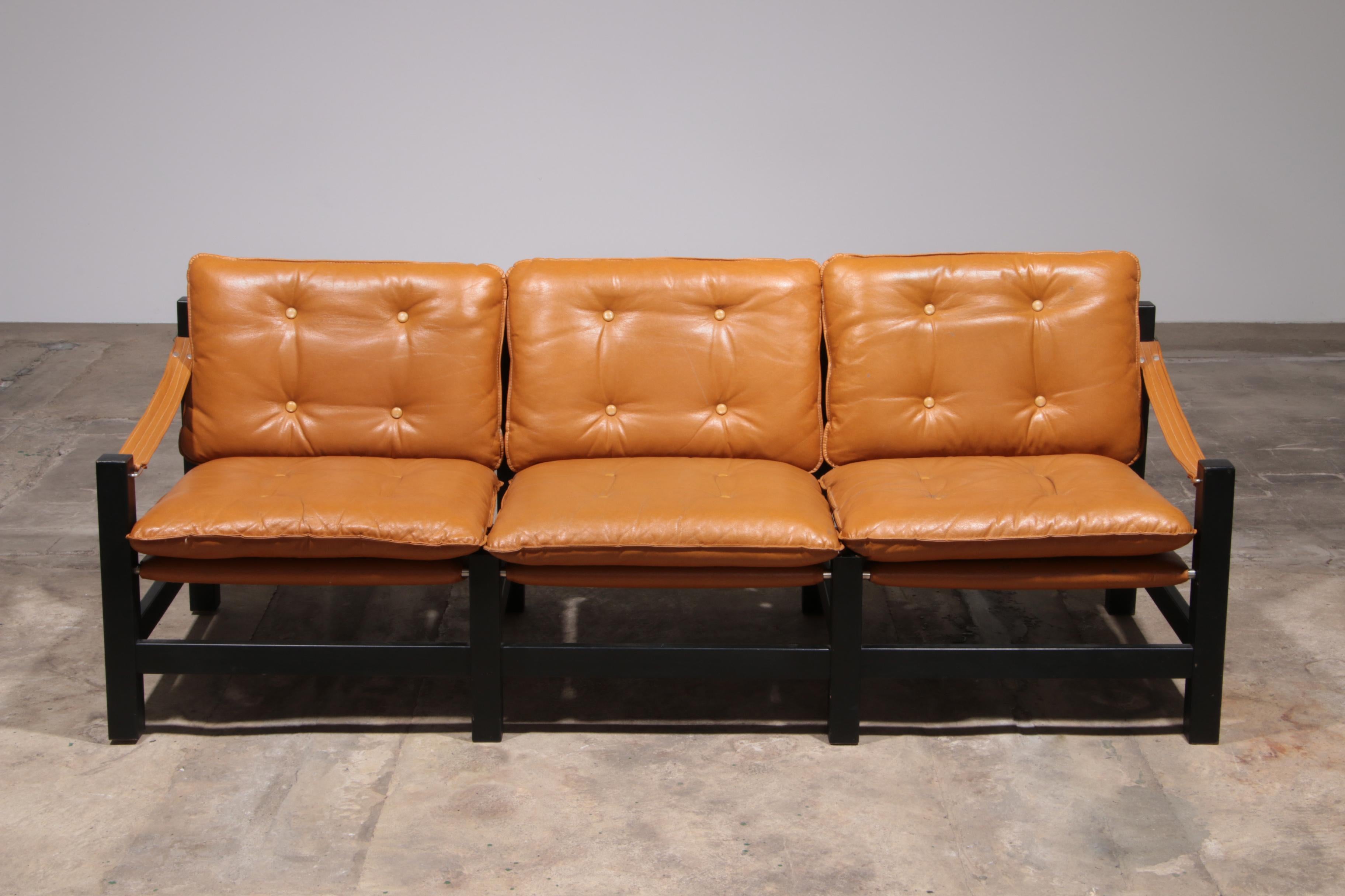 Allemand Canapé trois places en cuir vintage avec table basse en vente