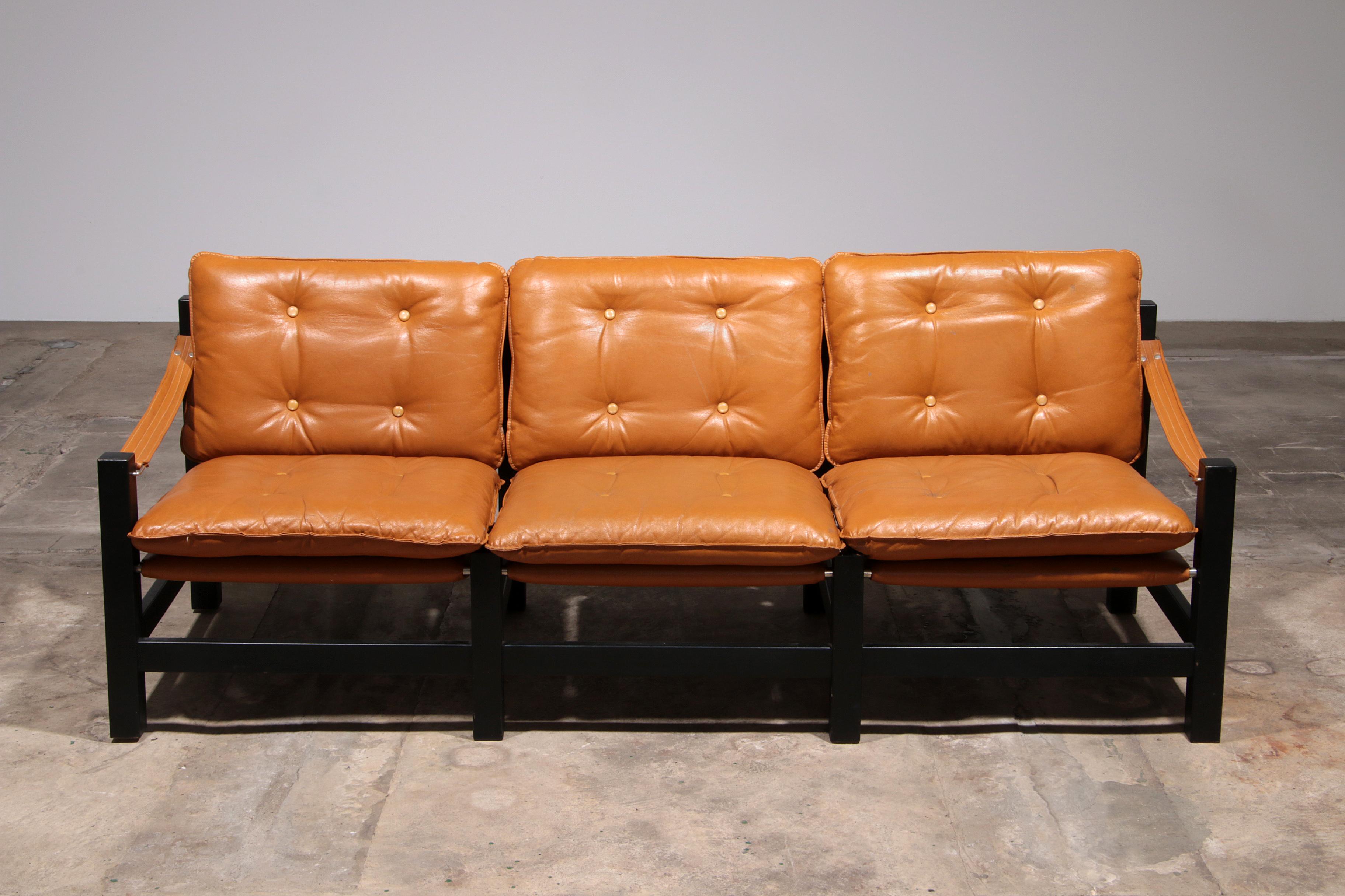 Canapé trois places en cuir vintage avec table basse Bon état - En vente à Oirlo, LI