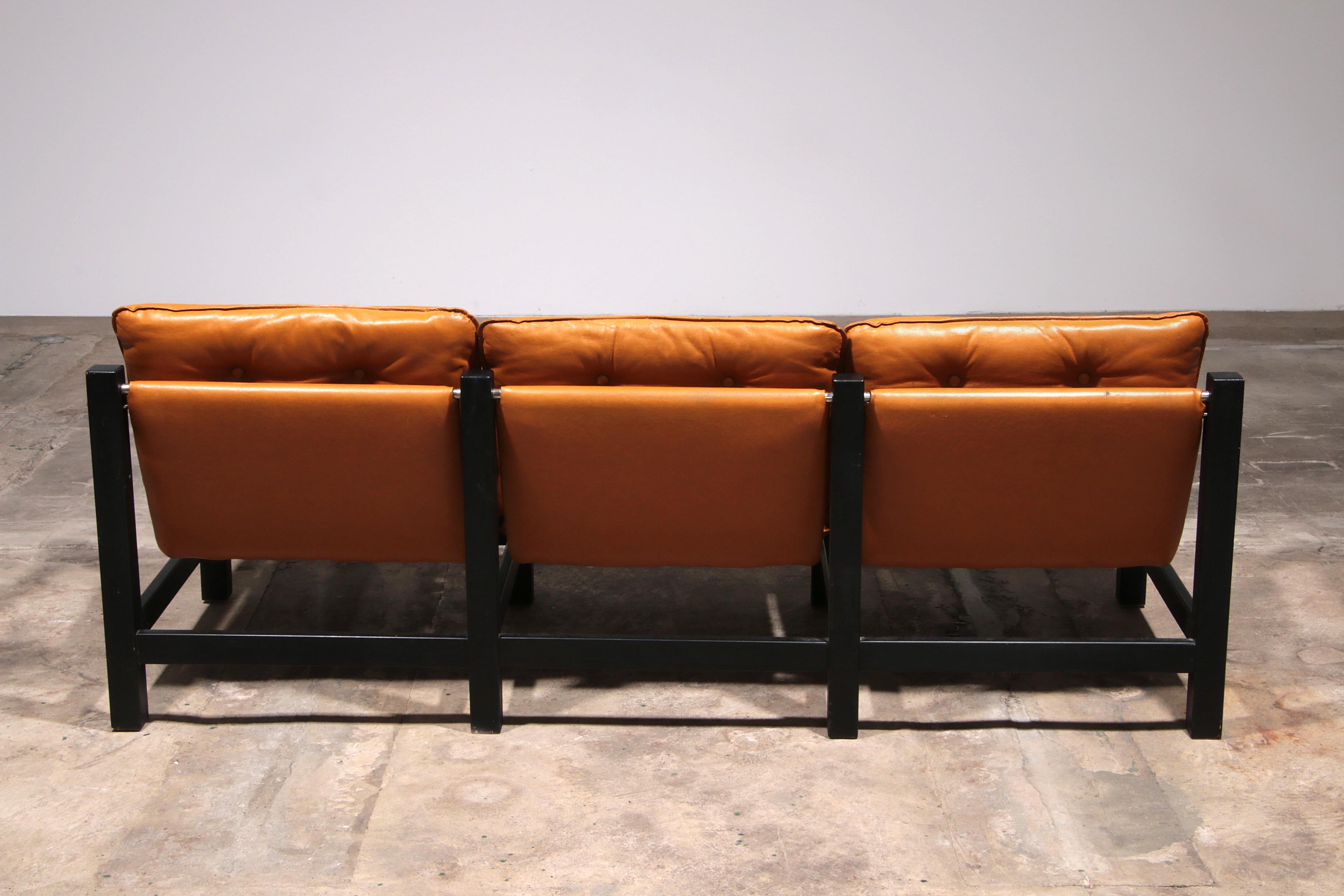Cuir Canapé trois places en cuir vintage avec table basse en vente