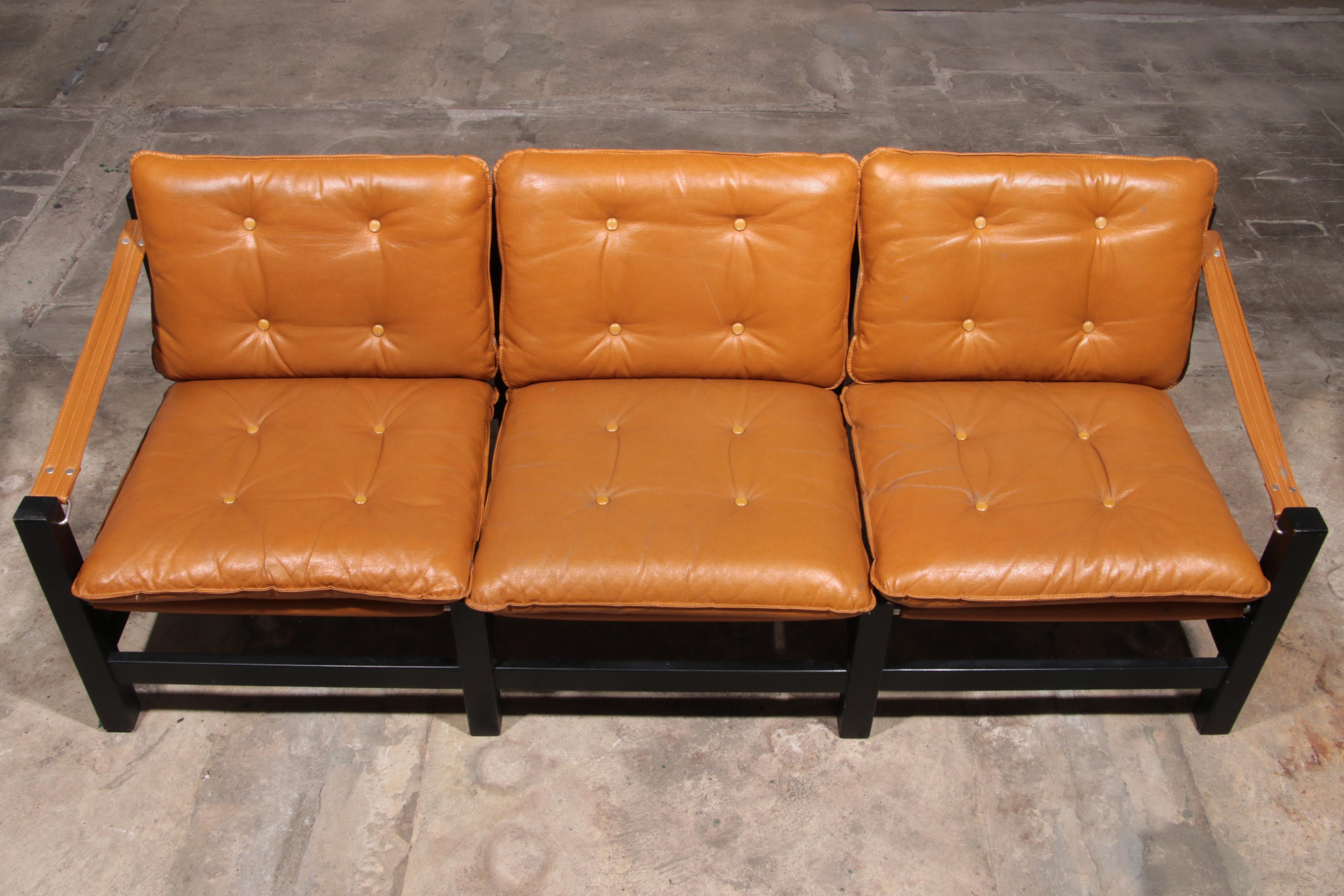 Canapé trois places en cuir vintage avec table basse en vente 2