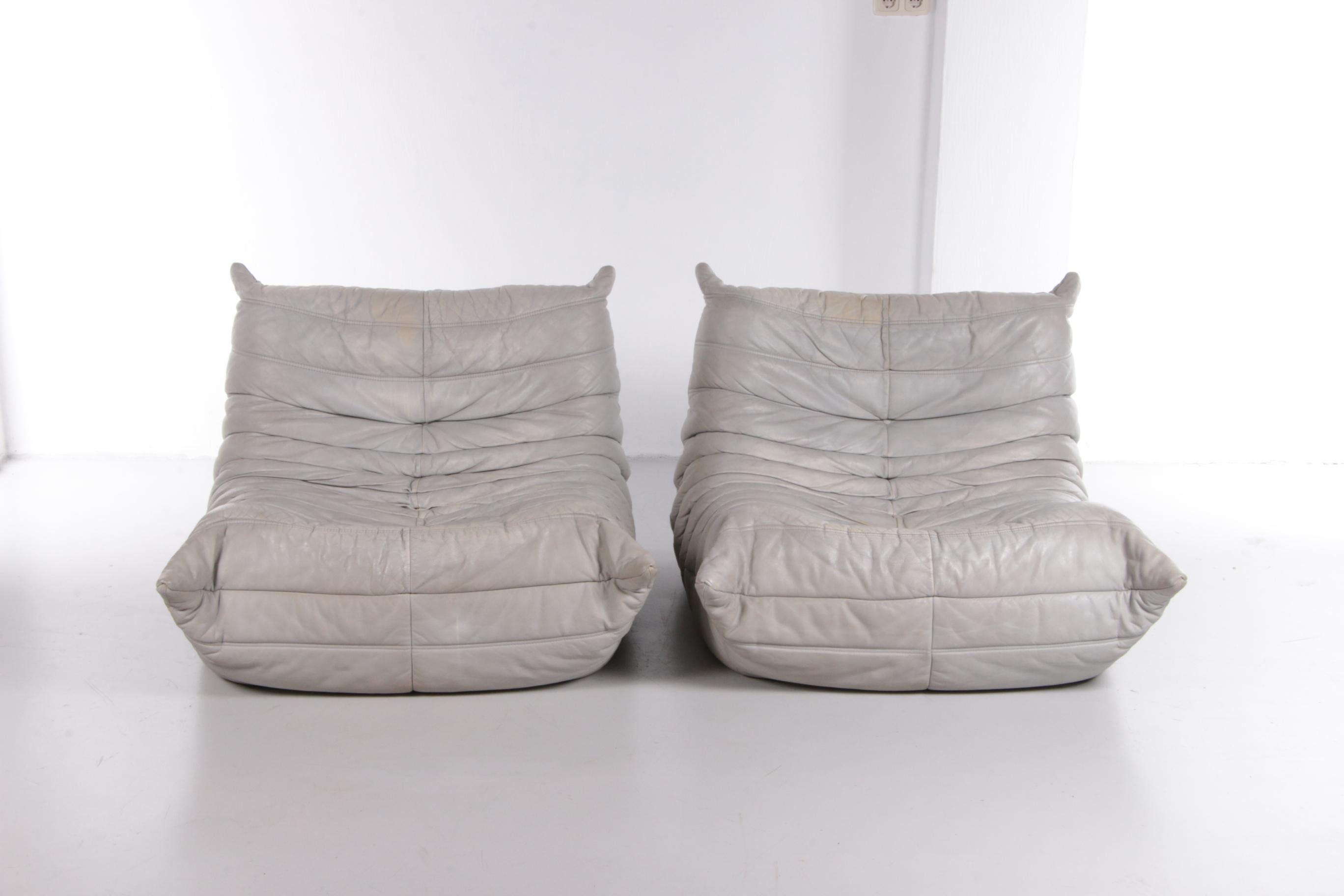This iconic relax Togo by ligne Roset, a design by Michel Ducaroy is never out of fashion! The comfortable design classic from Ligne Roset is highly sought after and will look great in any interior.

The set was made around the 1970s. It is made