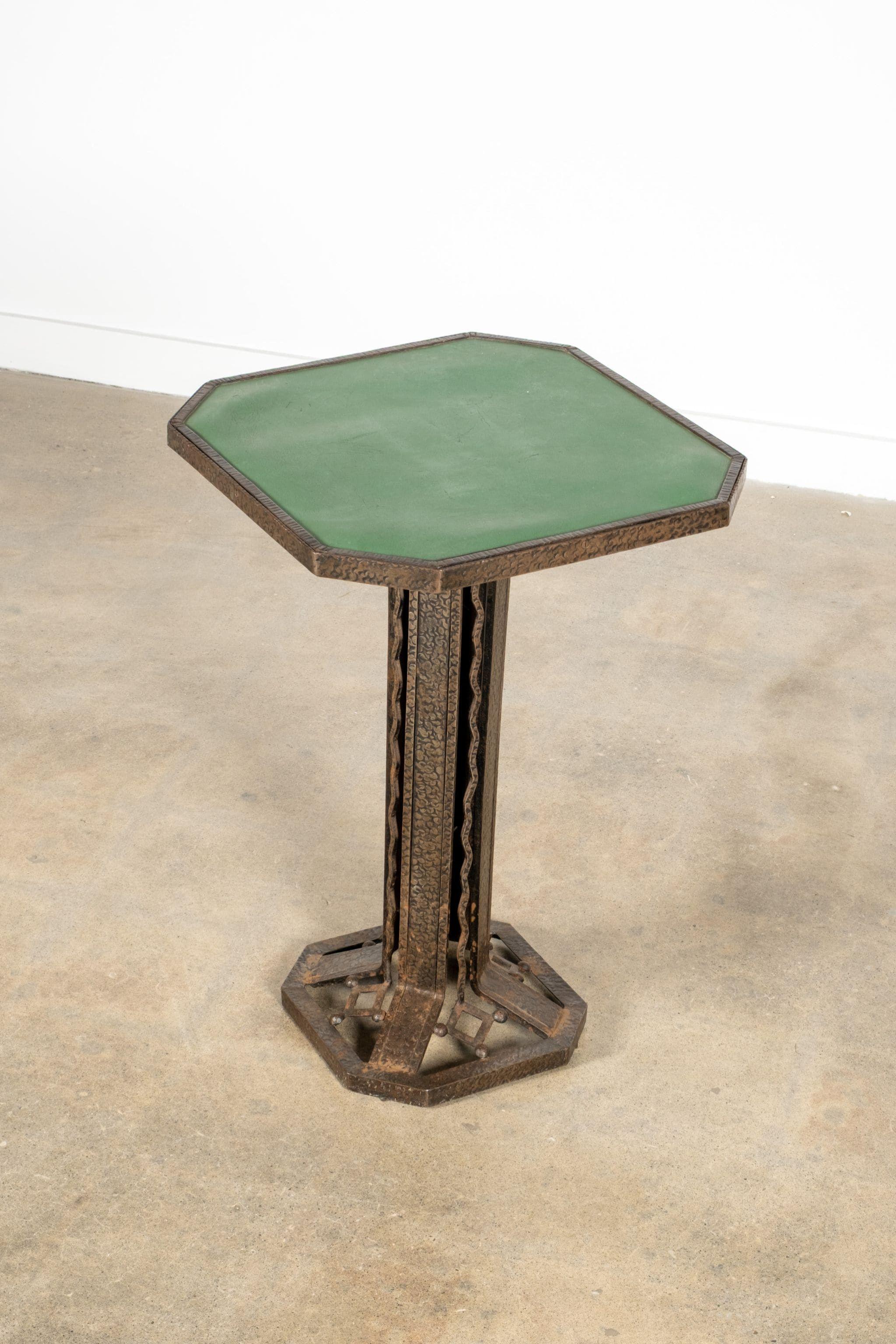 Mesa auxiliar Art Nouveau vintage con tapa de cuero Art Decó en venta
