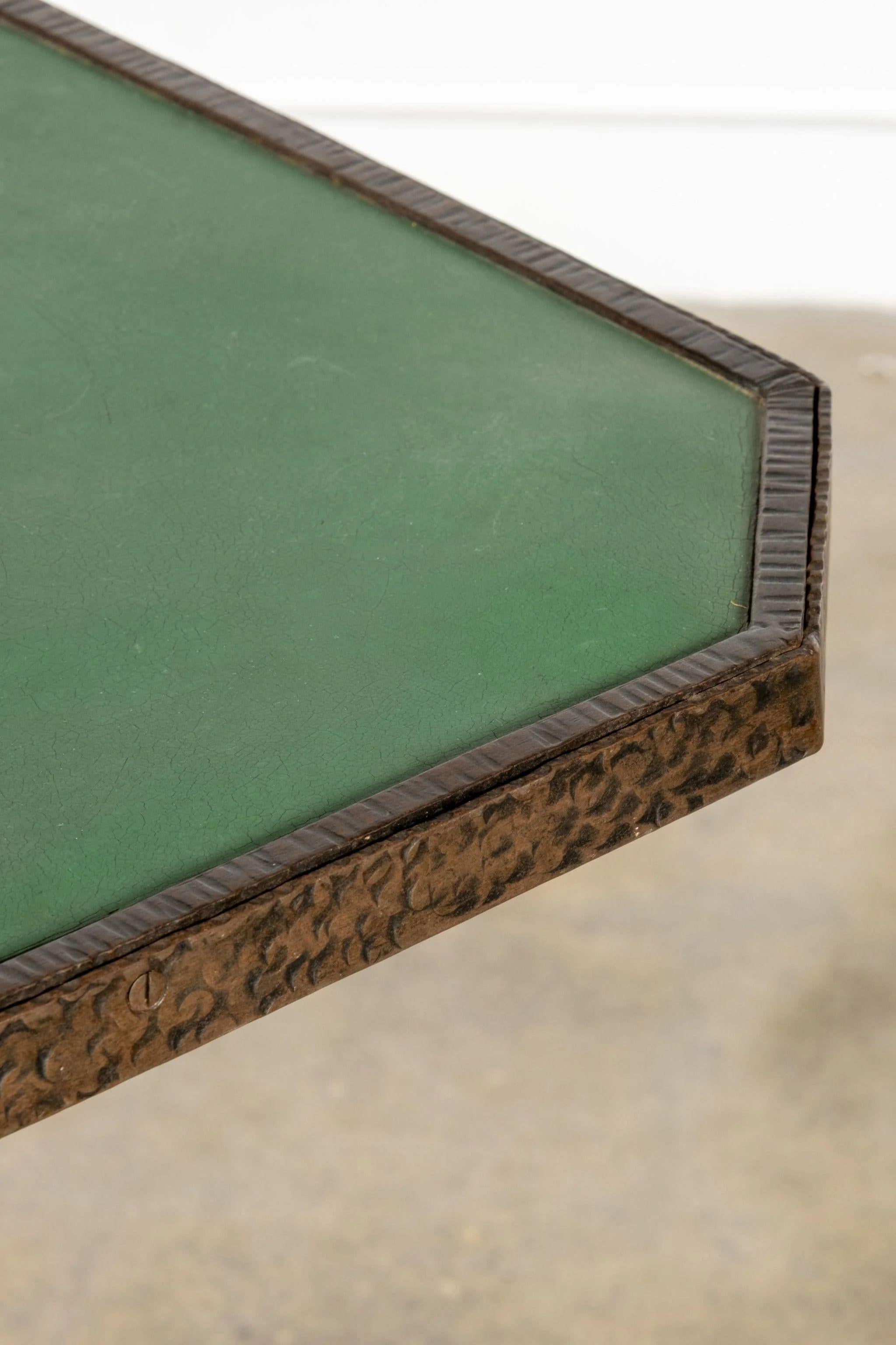 Mesa auxiliar Art Nouveau vintage con tapa de cuero Europeo en venta