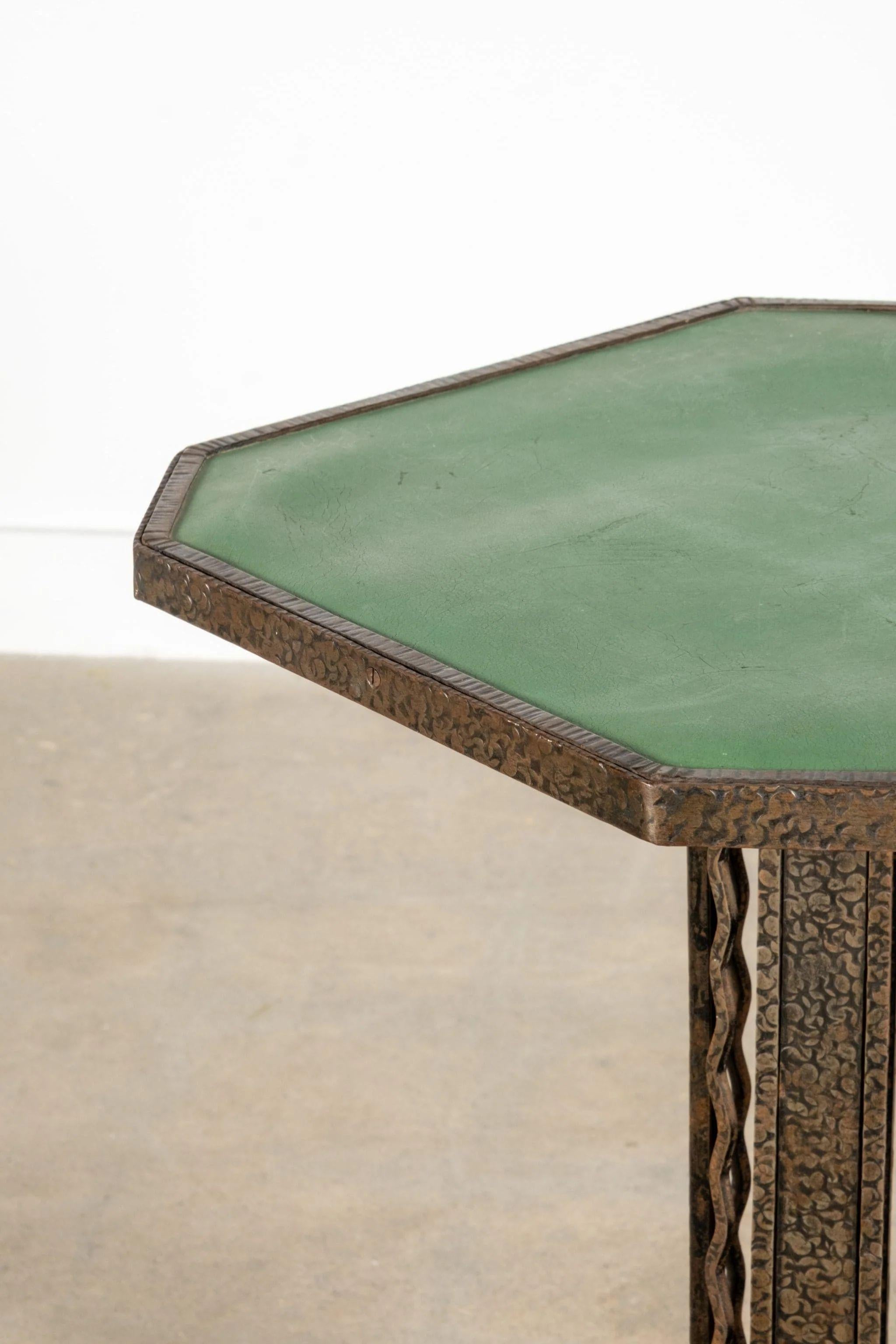 Mesa auxiliar Art Nouveau vintage con tapa de cuero en Bueno estado para la venta en Toronto, CA