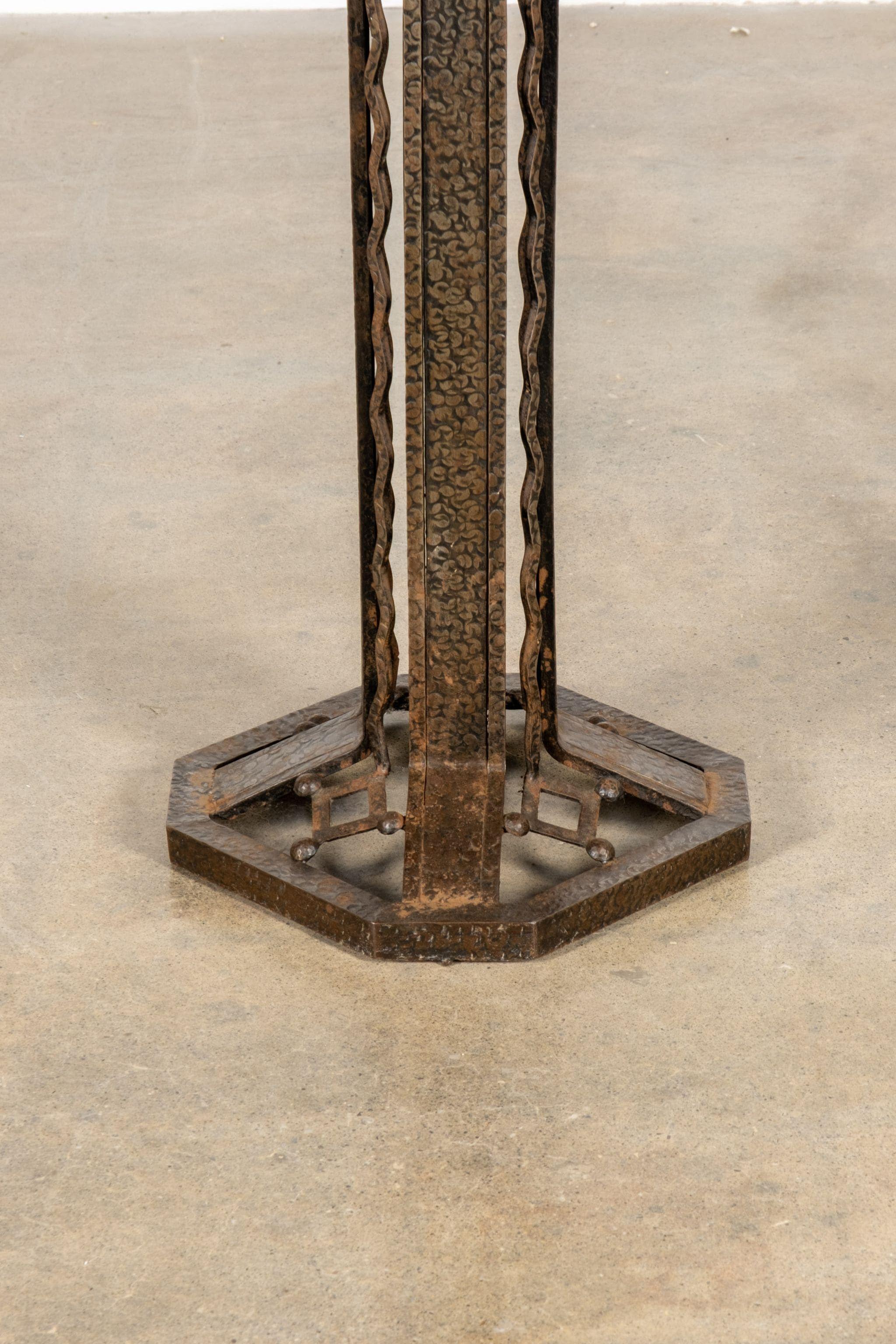 Mesa auxiliar Art Nouveau vintage con tapa de cuero Latón en venta