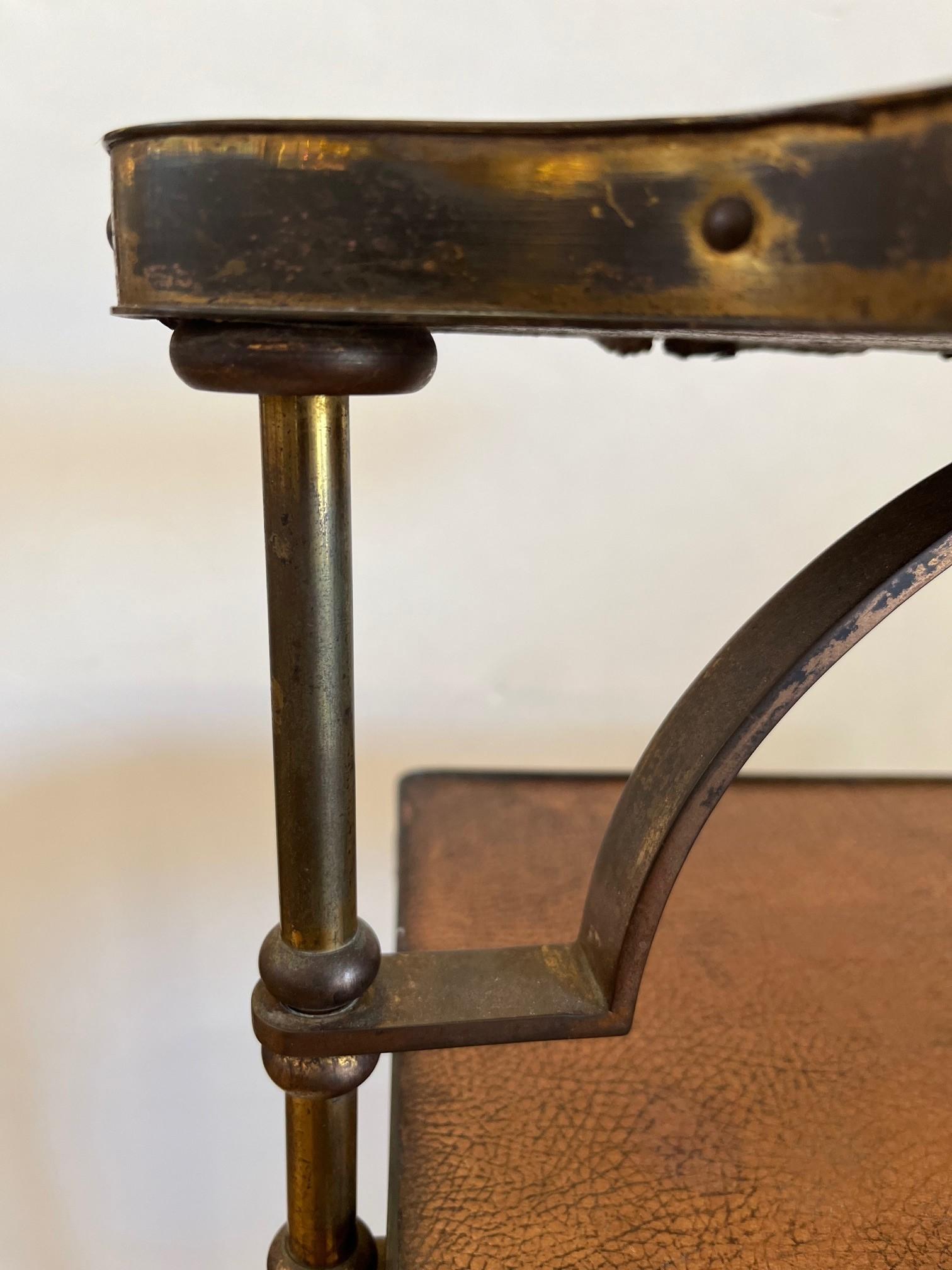 Américain Table vintage en cuir avec plateau à bras pivotant en vente