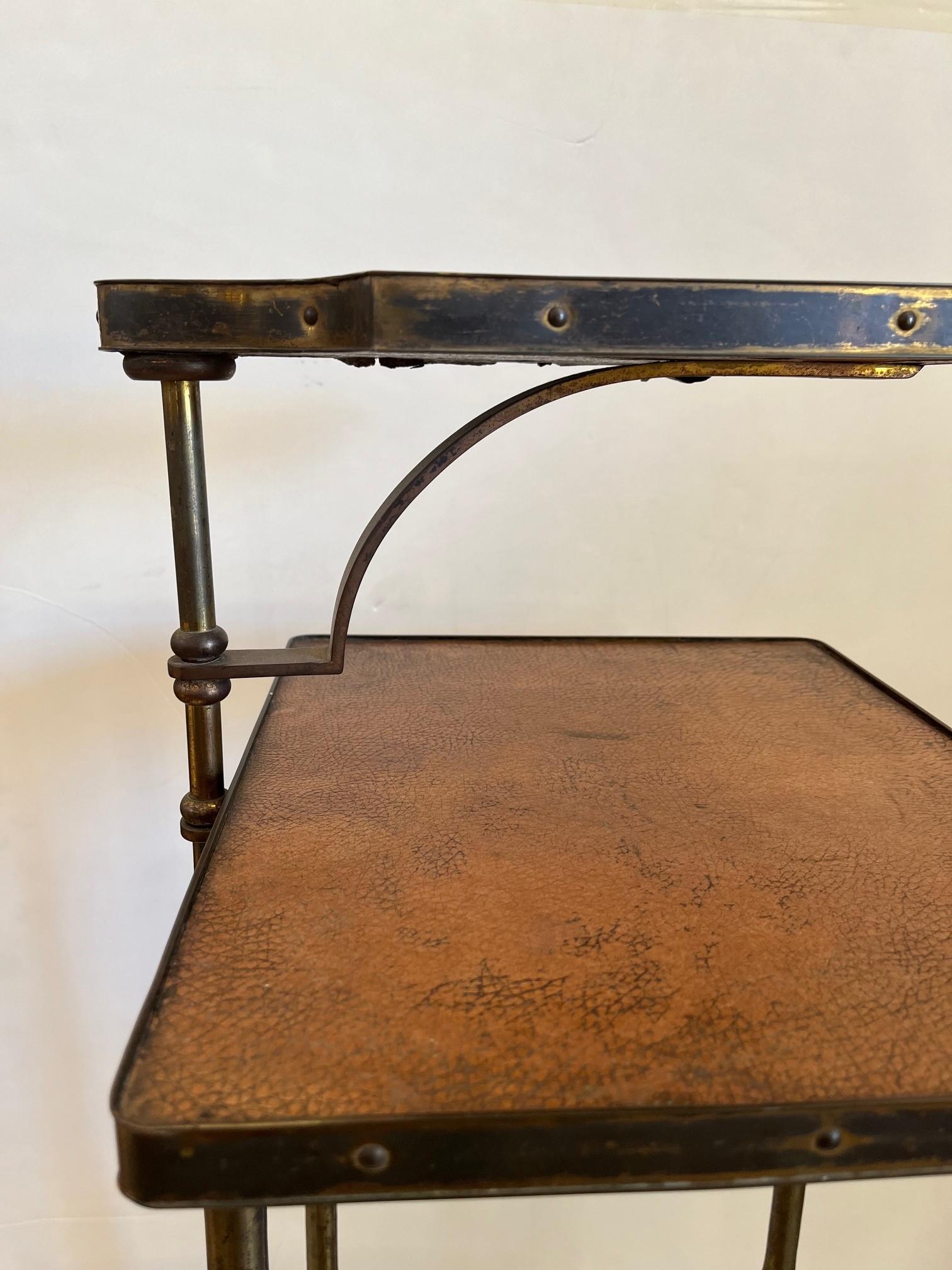 Fait main Table vintage en cuir avec plateau à bras pivotant en vente