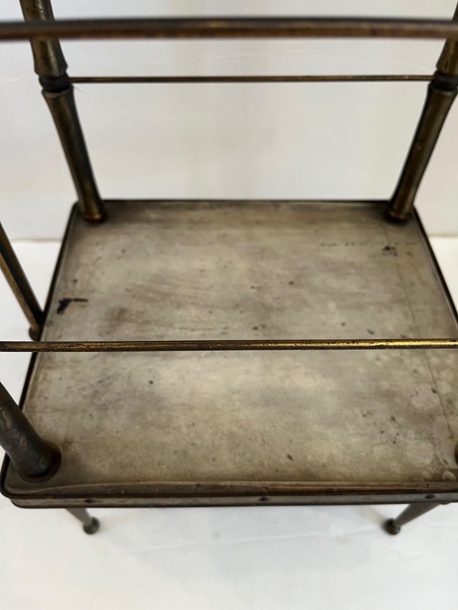 20ième siècle Table vintage en cuir avec plateau à bras pivotant en vente