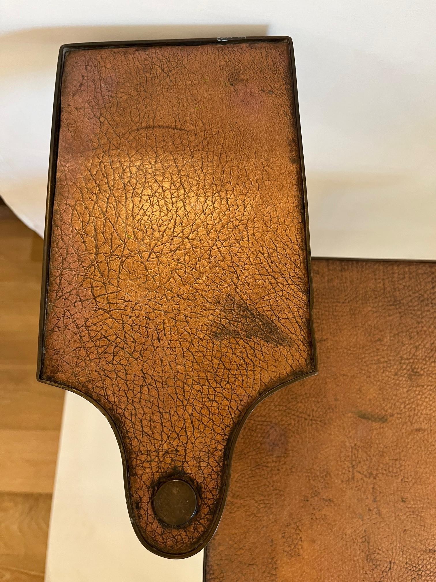 Laiton Table vintage en cuir avec plateau à bras pivotant en vente