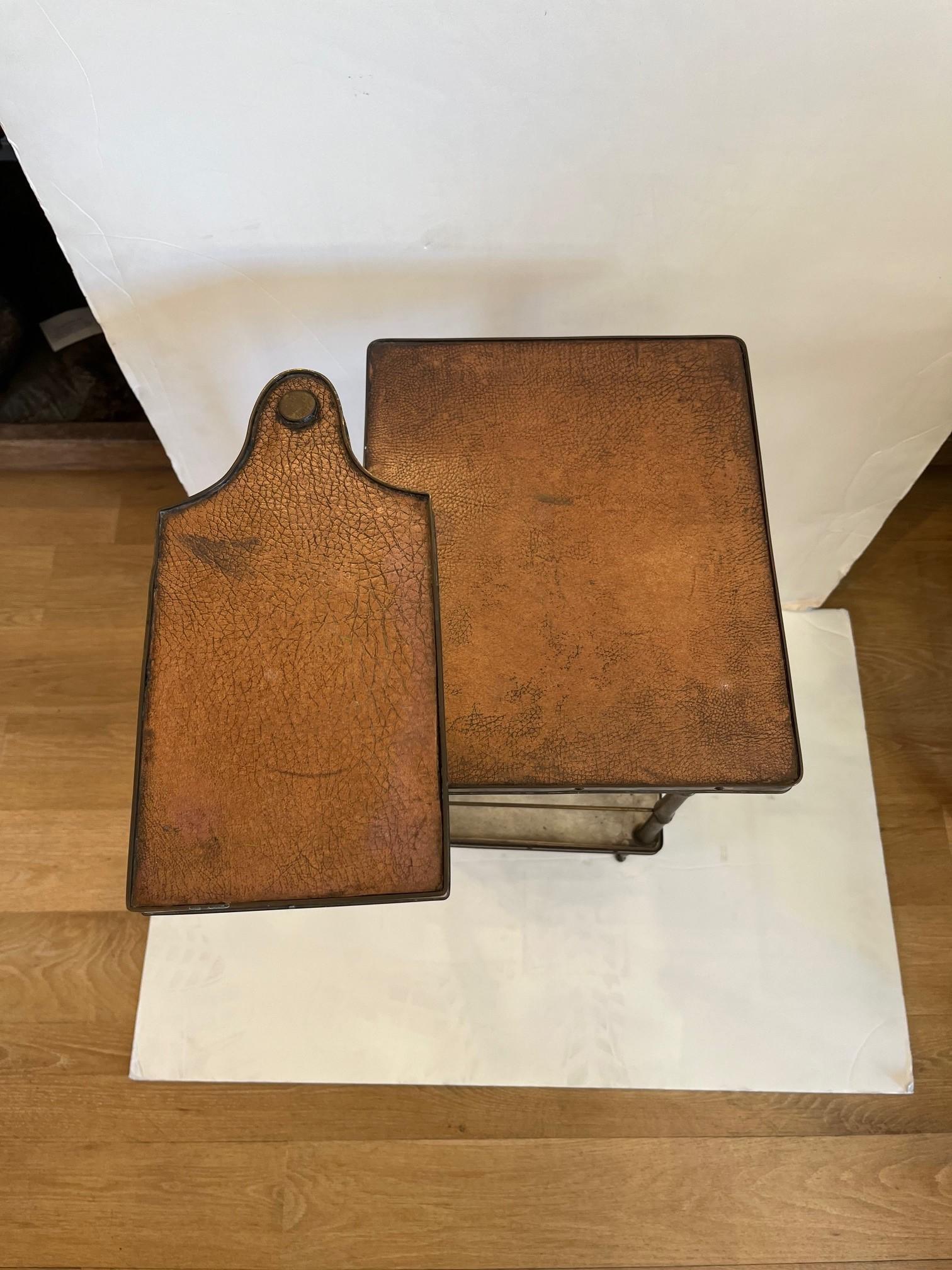 Table vintage en cuir avec plateau à bras pivotant en vente 1