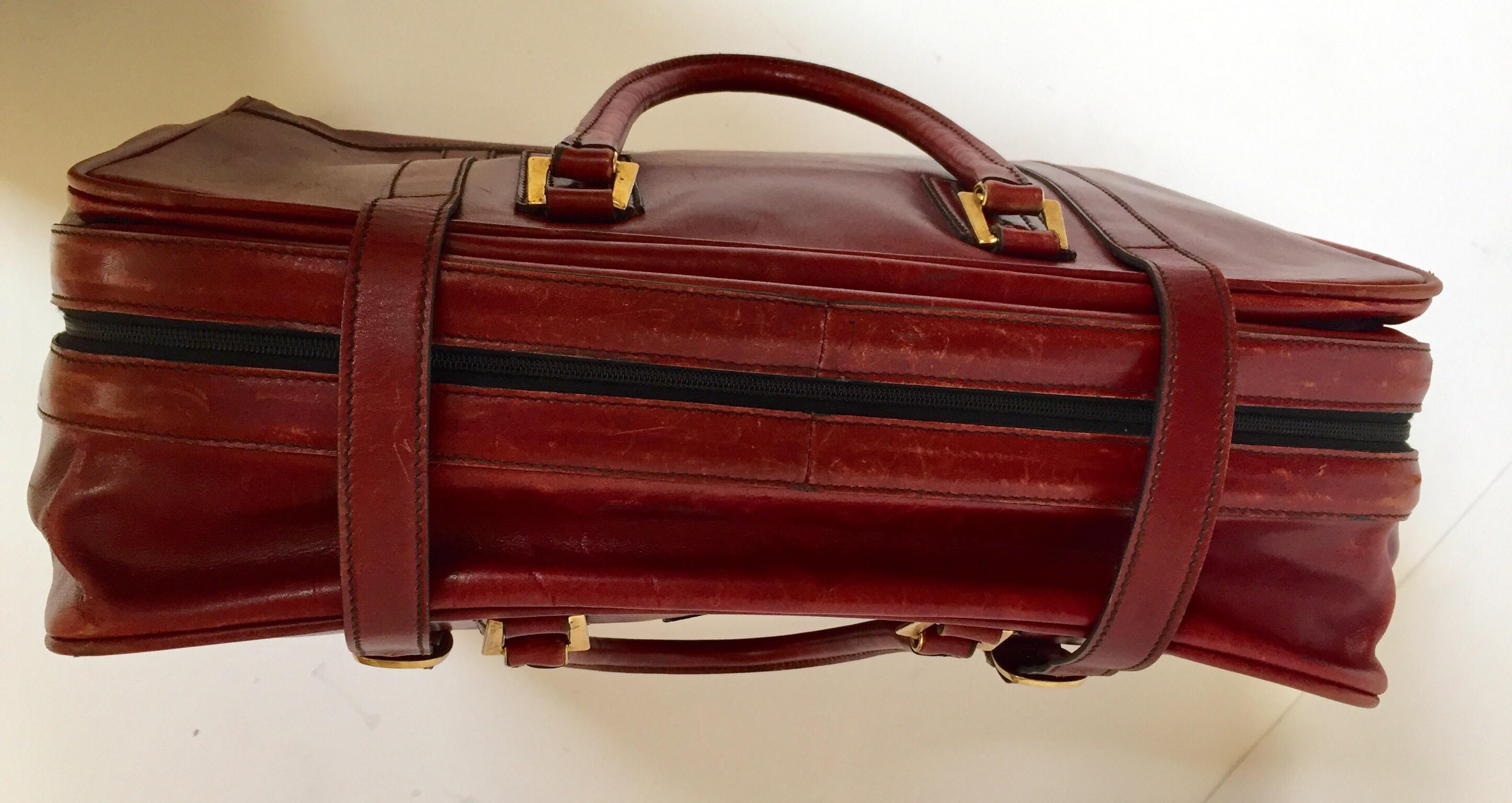 Vieux sac de voyage en cuir 