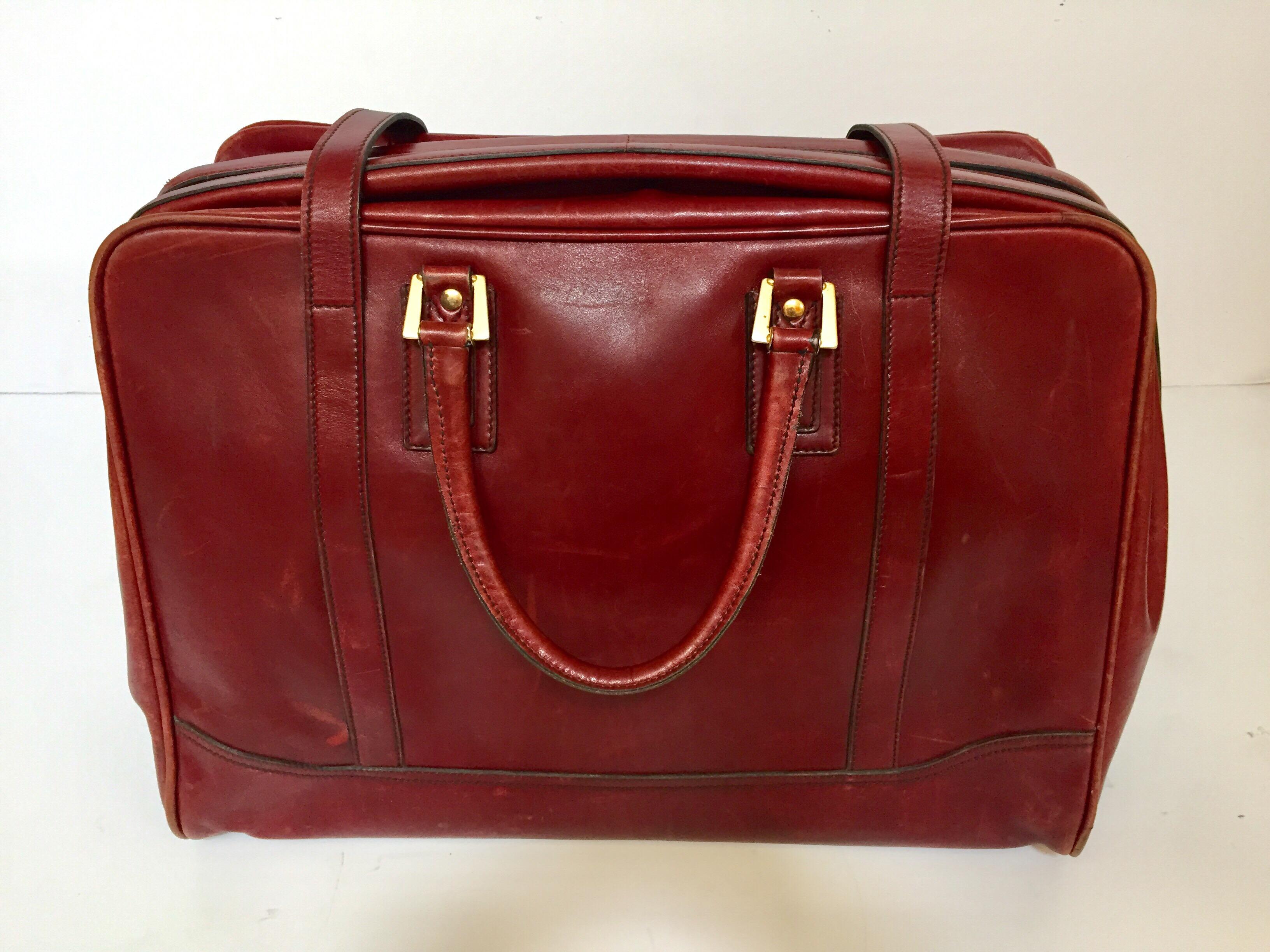 Vieux sac de voyage en cuir 