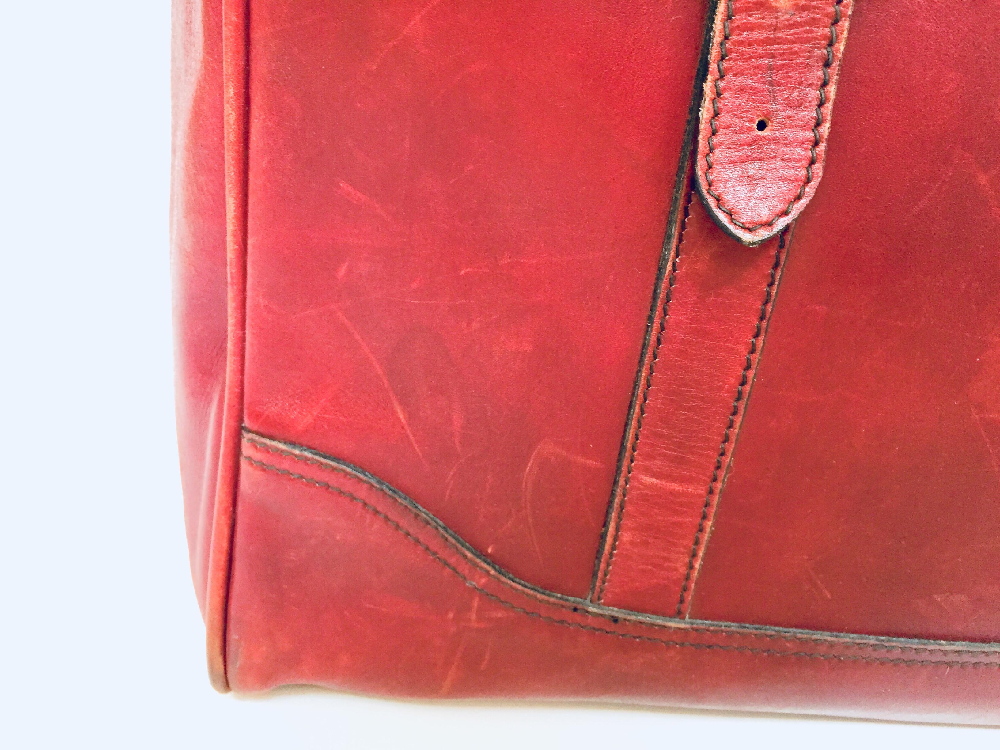 Vieux sac de voyage en cuir 