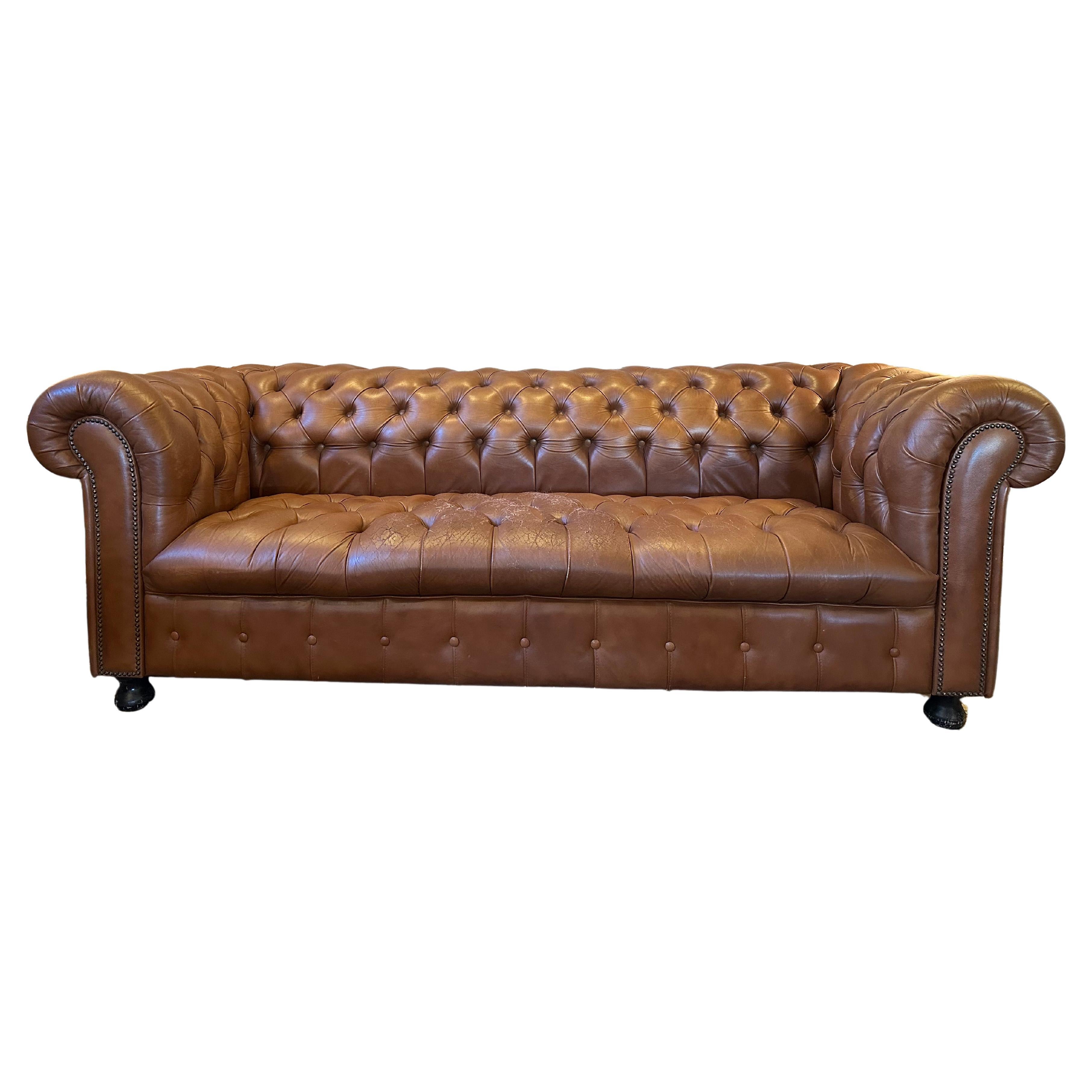 Fauteuil Chesterfield vintage à trois places touffeté de cuir Empire Furniture Co