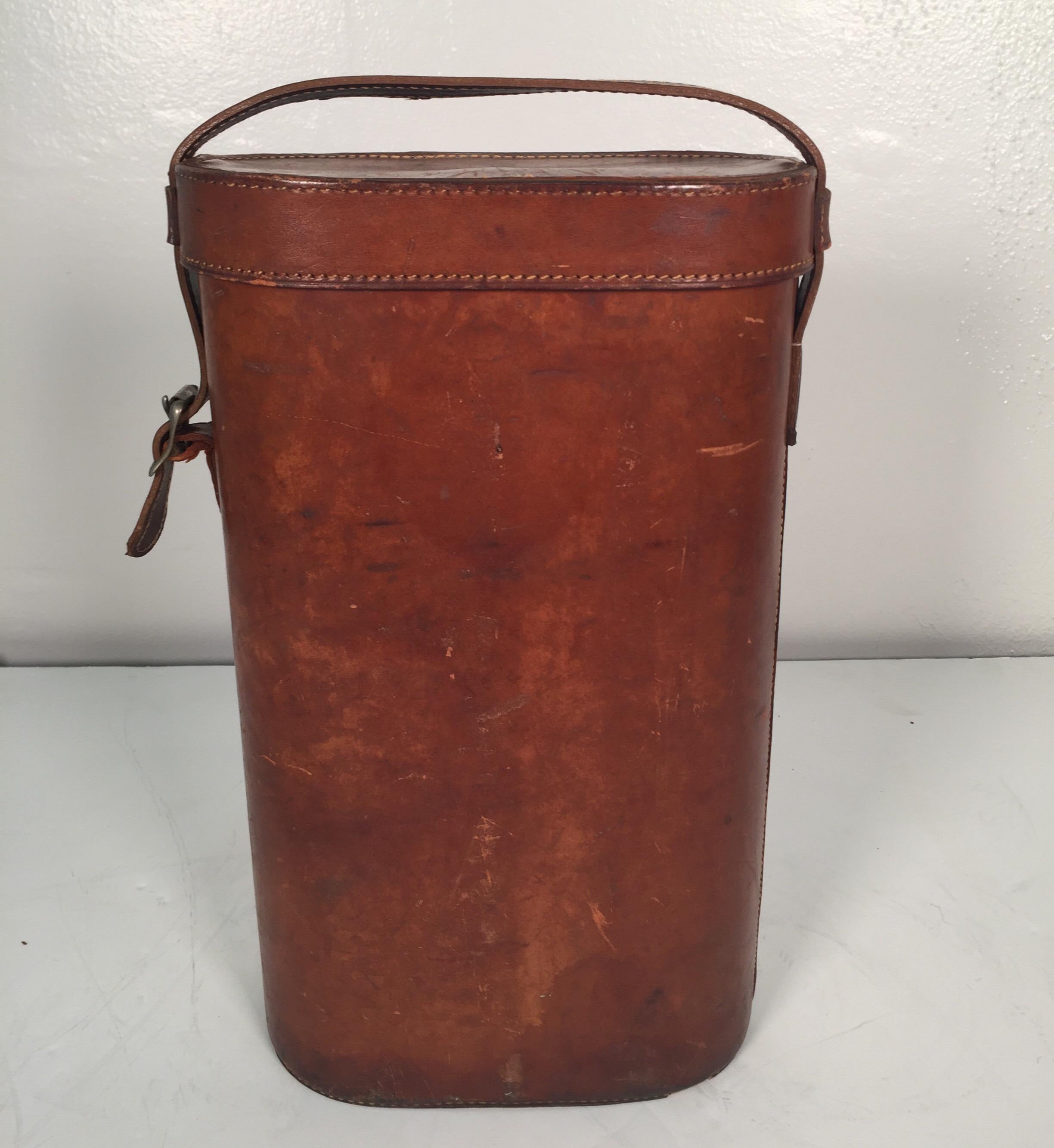 Vintage leather two bottle wine carrier, circa 1940s-1950s, expertly made vintage wine caddy.
A throwback to a more elegant time. The carrier handle has been professionally replaced.
Dimensions: 9.25