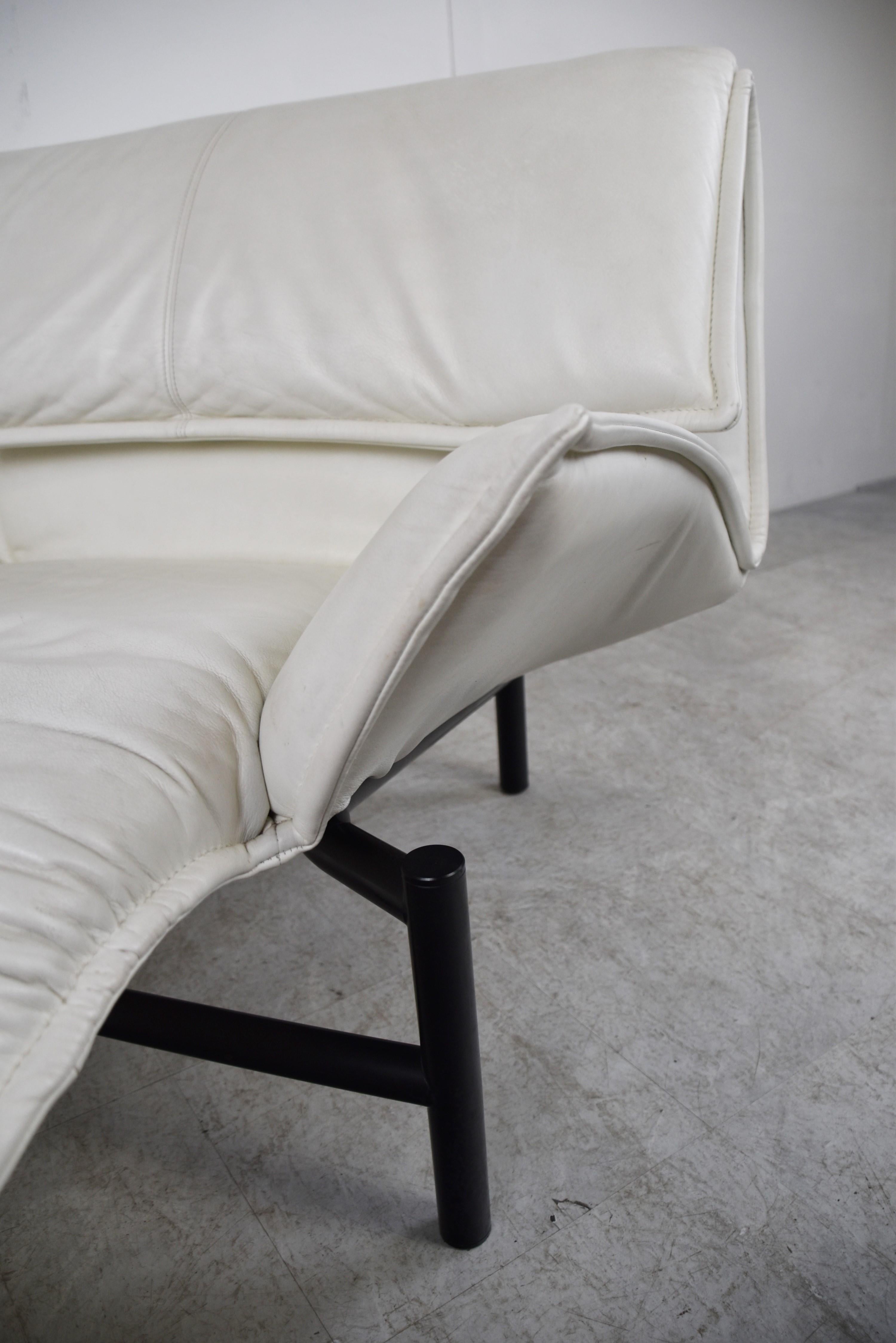 Vintage white leather veranda lounge chair designed by Vico Magistretti for Cassina.

The chair is adjustable in various way and has an ergonomic and timeless deisgn.

Magistretti's style is very recognisable. 

1983 - Italy

Very good