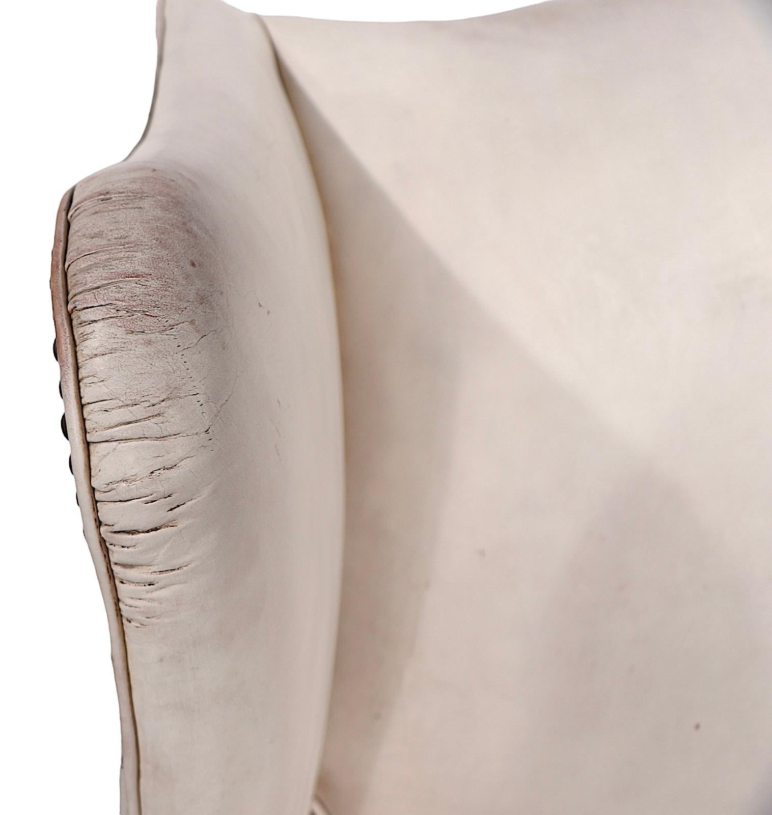Elegante sillón de cuero estilo Chippendale de época, se ofrece en el estado en que se encontró. Este ejemplar es estructuralmente sólido y robusto, la tapicería de cuero muestra un desgaste cosmético importante, decoloración y signos generales de