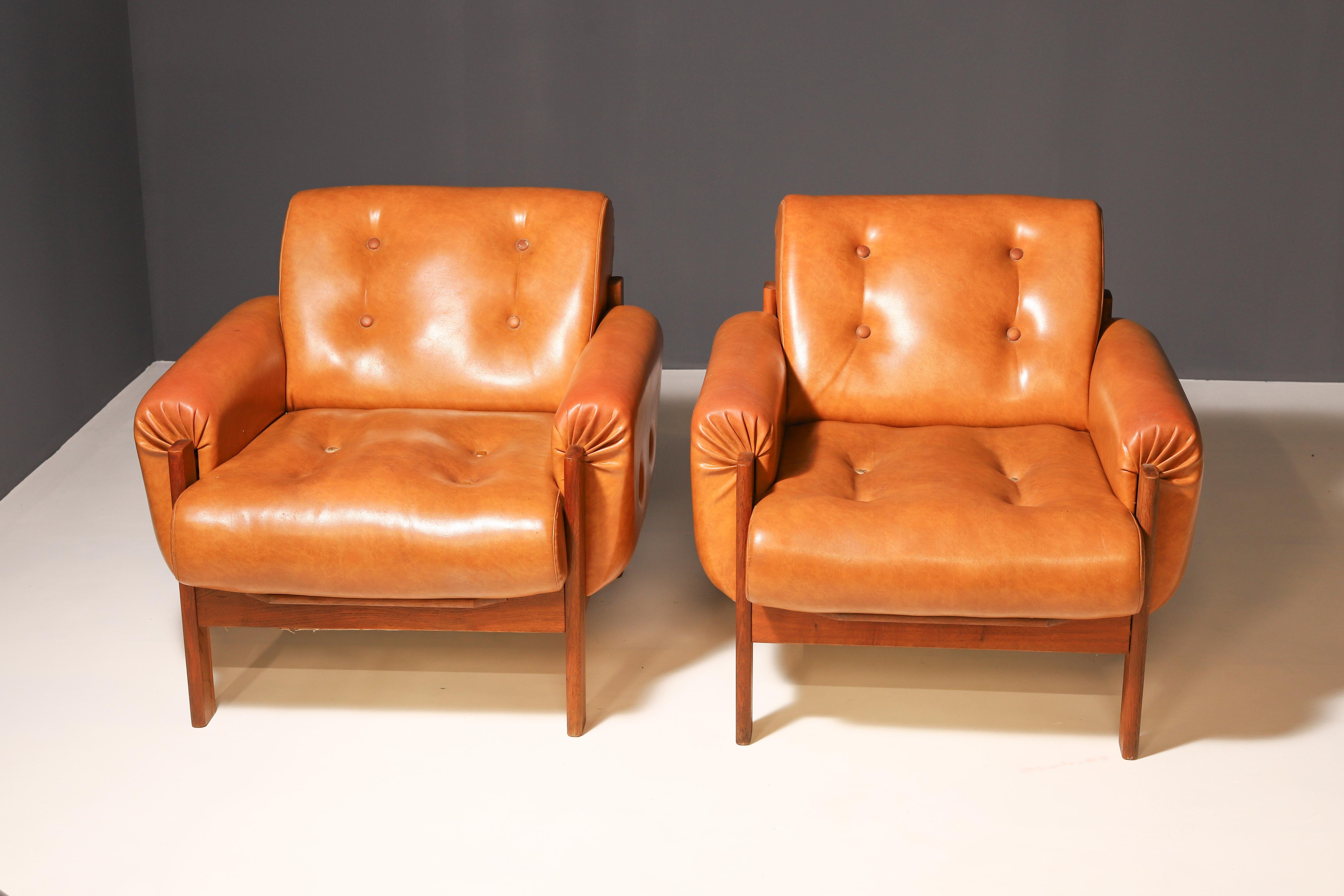 These leatherette vintage armchairs were made in the 1980s in the former Czechoslovakia.
The chairs are made of wood and leatherette.
They are in good vintage condition with no damage.
Price is for the pair.

Dimensions of the armchairs: 84 cm x 77