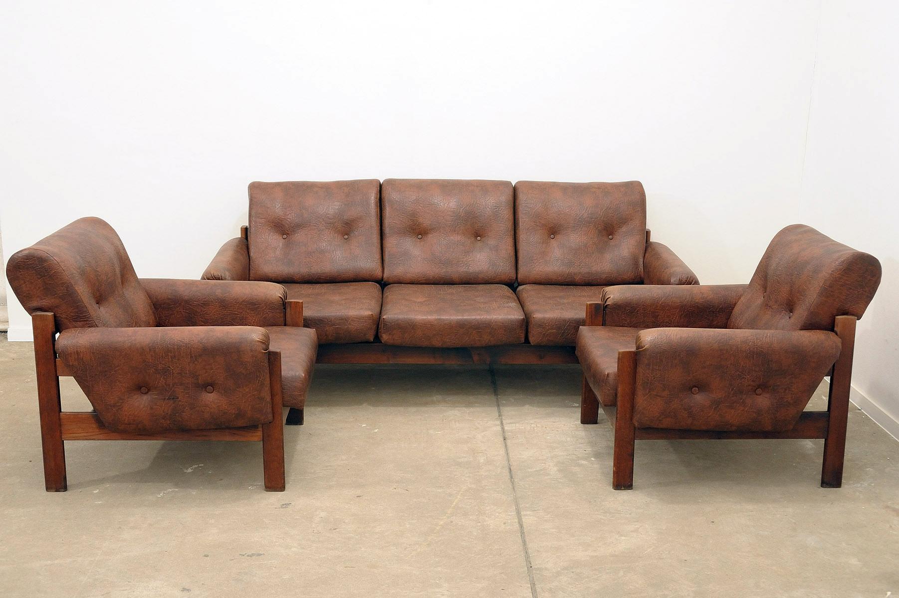 Cet ensemble de salon en similicuir est un exemple typique du design des meubles des années 1970/1980.
Il a été fabriqué en Tchécoslovaquie.
Le mobilier est en très bon état Vintage By, présentant de légers signes d'âge et d'utilisation.

Dimensions
