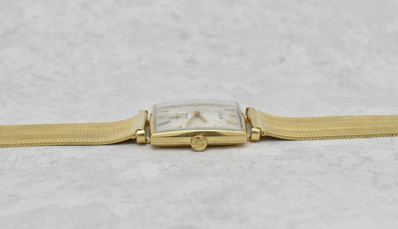 Vintage LeCoultre Ref. 635-691 Reloj cuadrado de oro macizo de 14 quilates 28 x 28 mm en venta 2